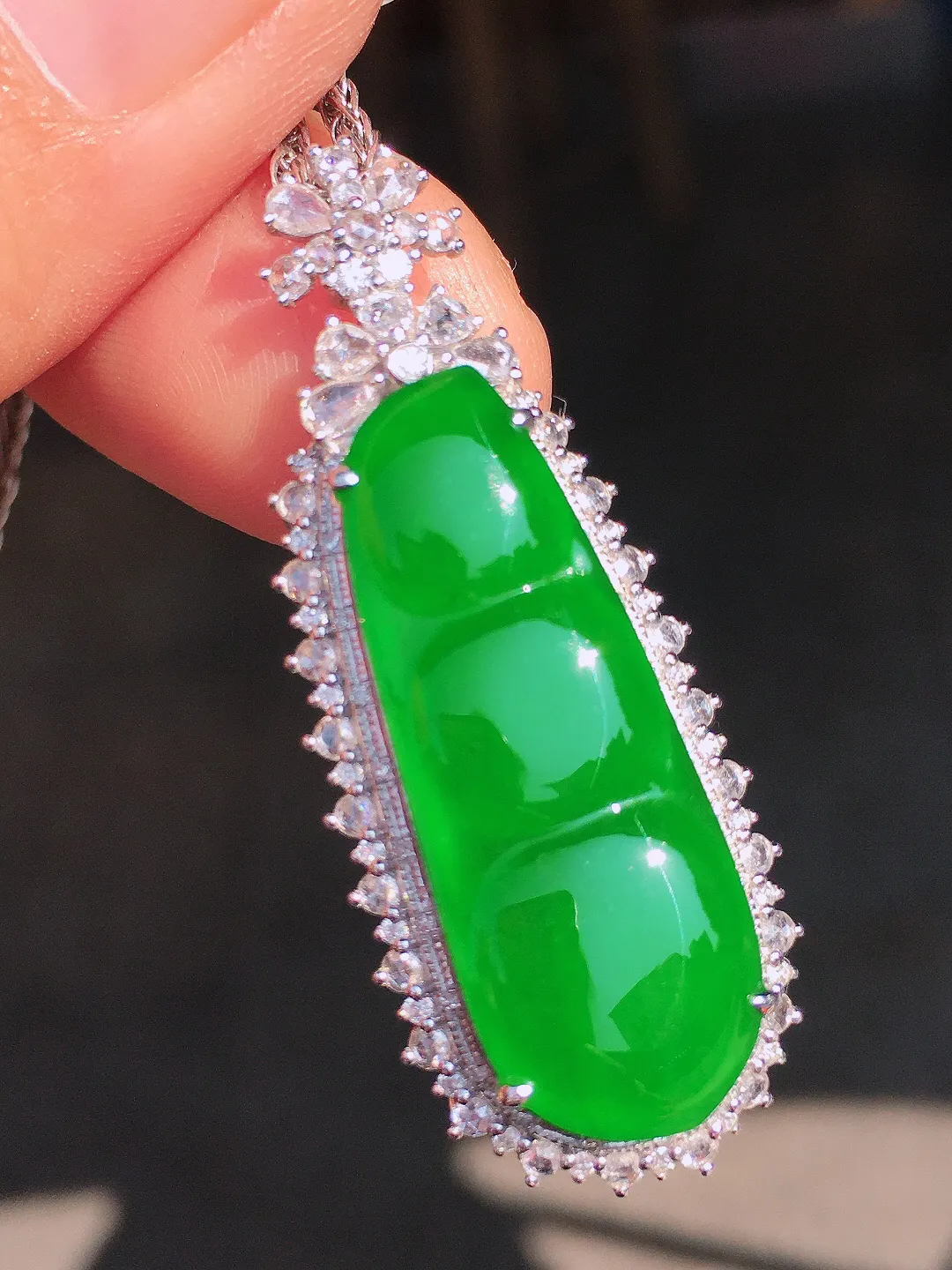 阳绿福豆吊坠，色泽均匀艳丽，玉质细腻，荧光感超
强，饱满圆润，尽显优雅气质，18k
金豪华镶嵌