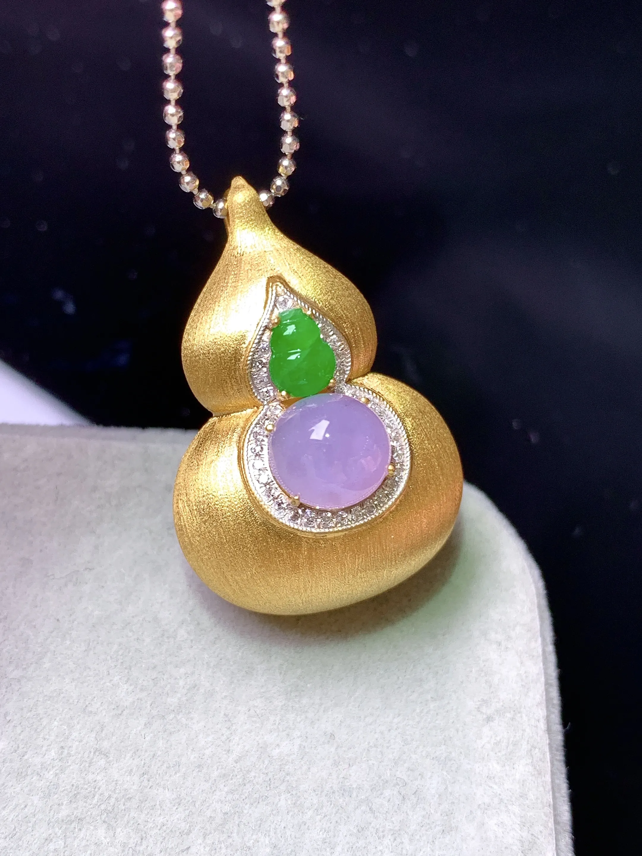 18k金钻镶嵌紫罗兰蛋面吊坠 玉质细腻 色泽清新艳丽 整体尺寸28*19*17