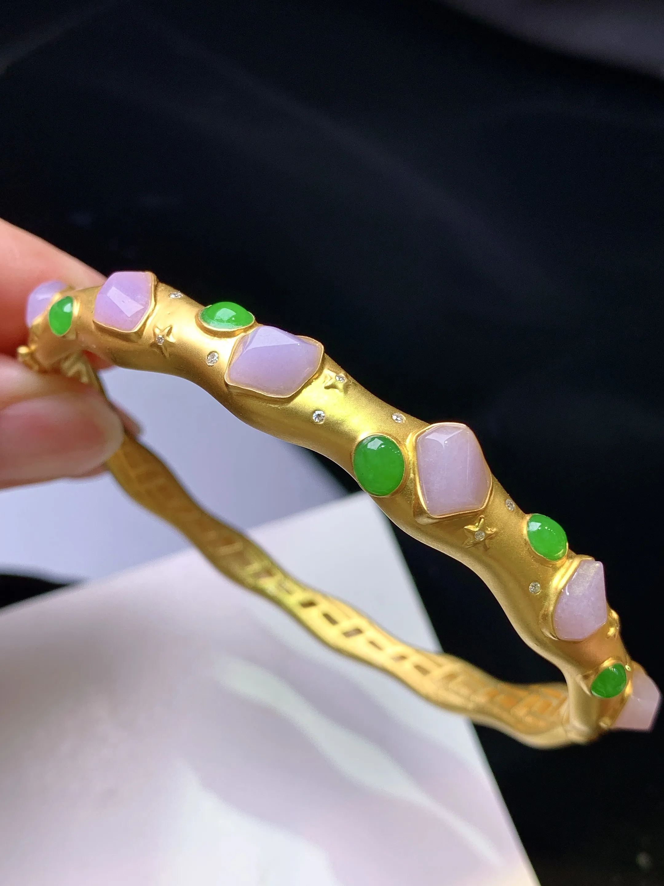 18k金钻镶嵌吊坠 玉质细腻 色泽清新艳丽 圈口62 整体尺寸8.2*5.6*3