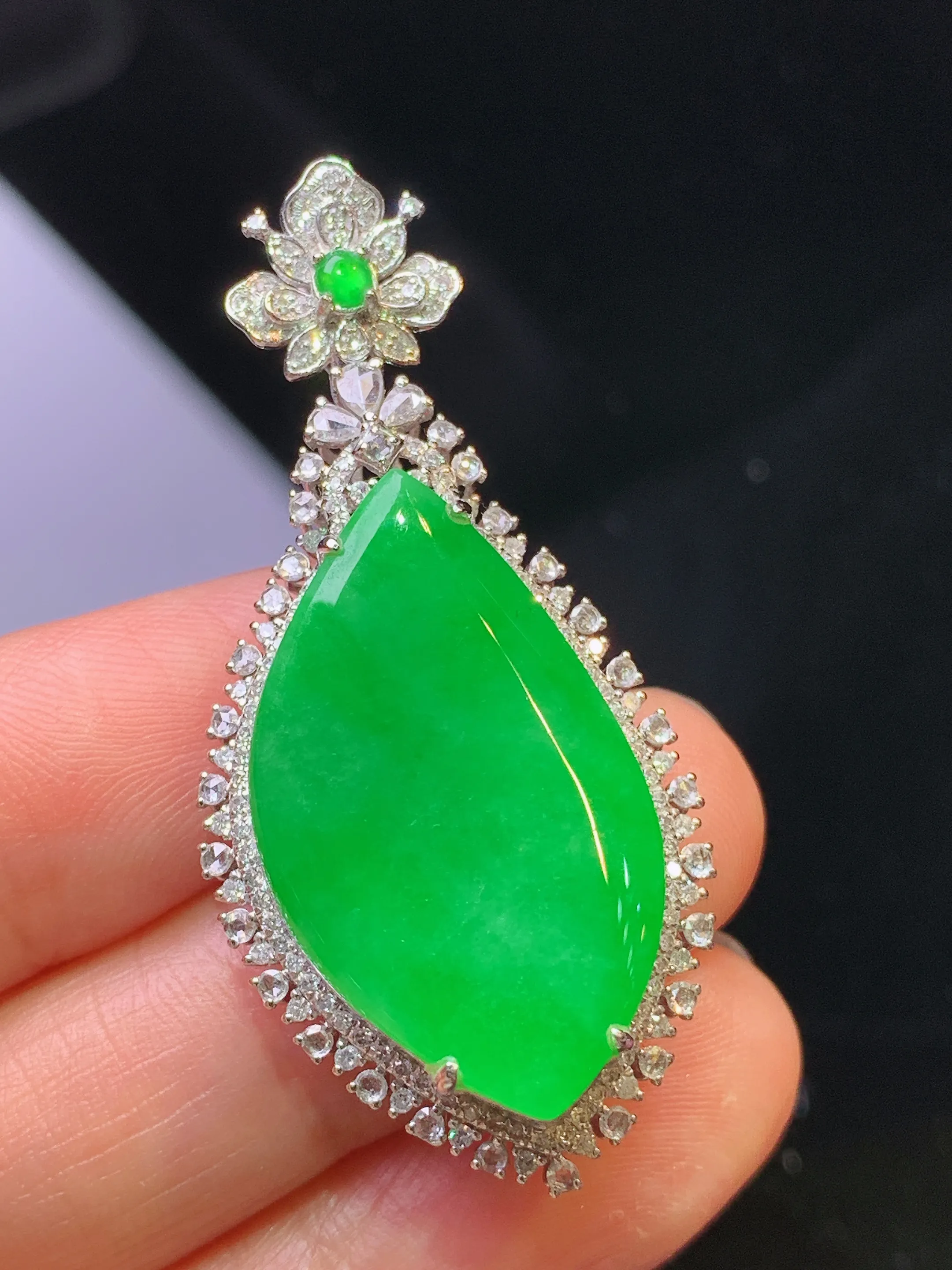 18k金钻镶嵌满绿随形吊坠 玉质细腻 色泽清新艳丽 整体尺寸46.2*21.2*9