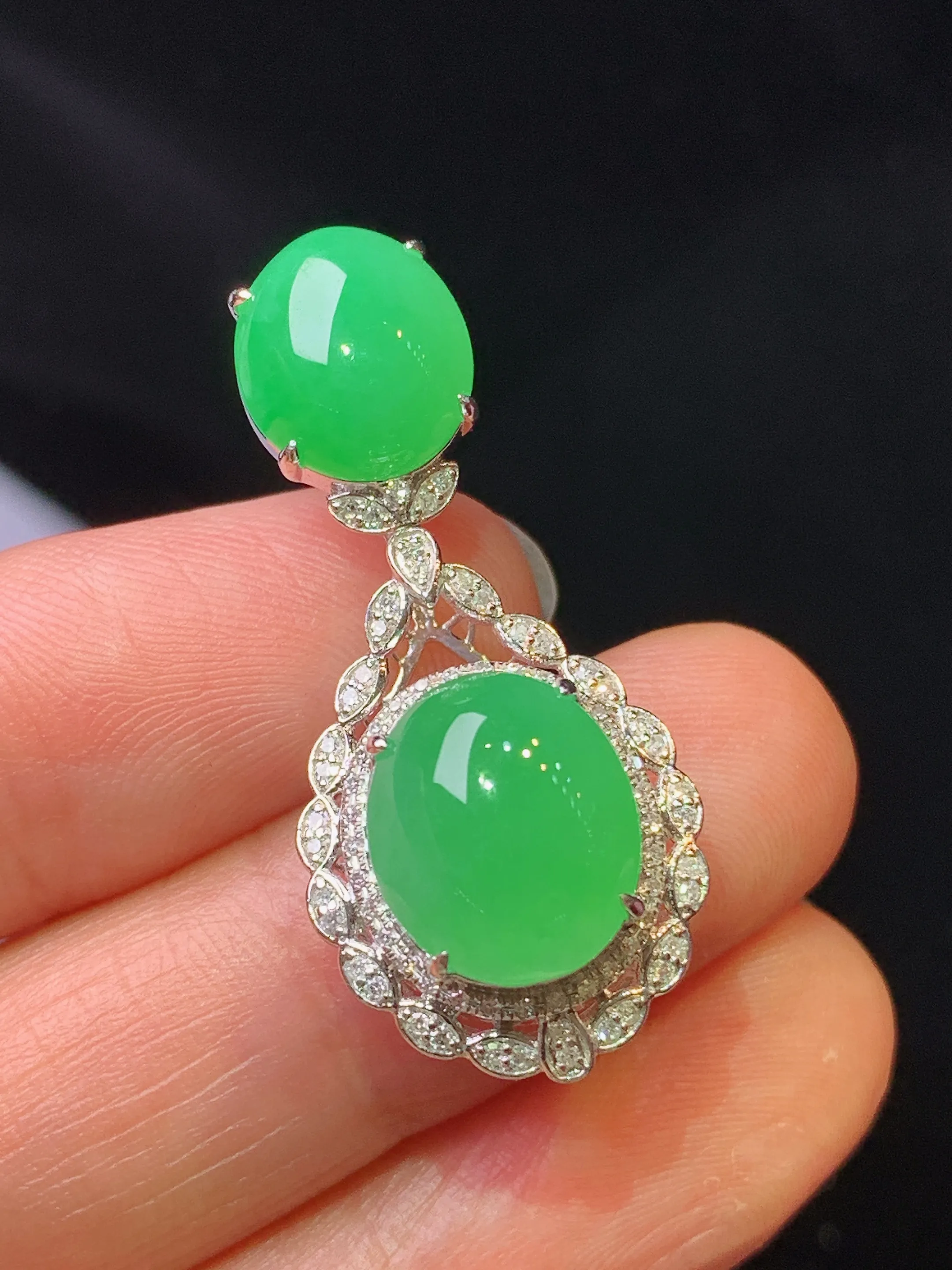 18k金钻镶嵌满绿蛋面吊坠 玉质细腻 色泽清新艳丽 整体尺寸33.8*15.2*11.3