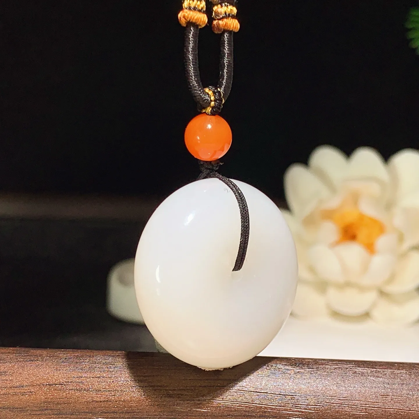 和田玉白玉羊脂白平安扣挂件 尺寸29/12重23克 玉质细腻油润。手推出油。佩高端典雅。lt060129