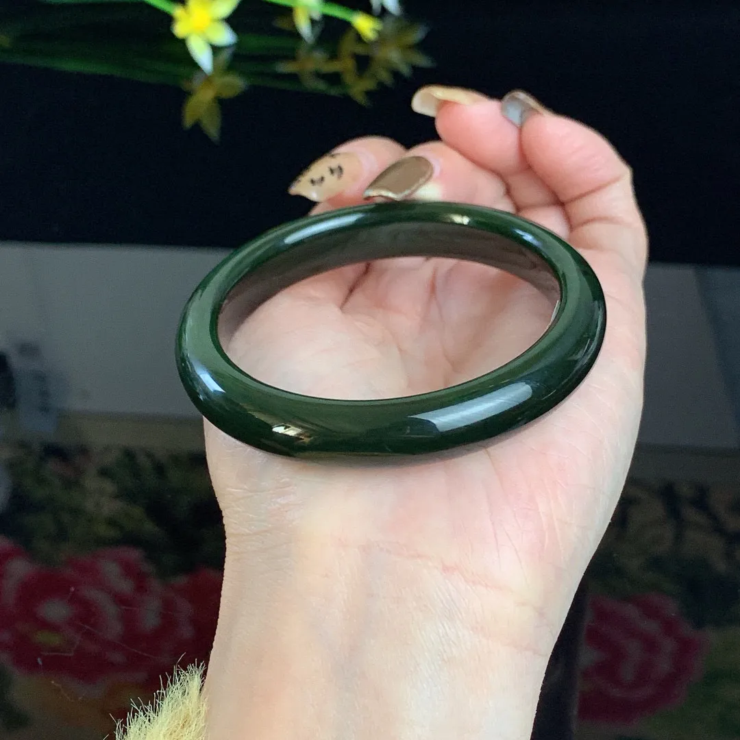 和田玉55.5圈口菠菜绿碧玉手镯！玉质细腻油润 底色纯净 无裂无棉 脂粉好，品质高