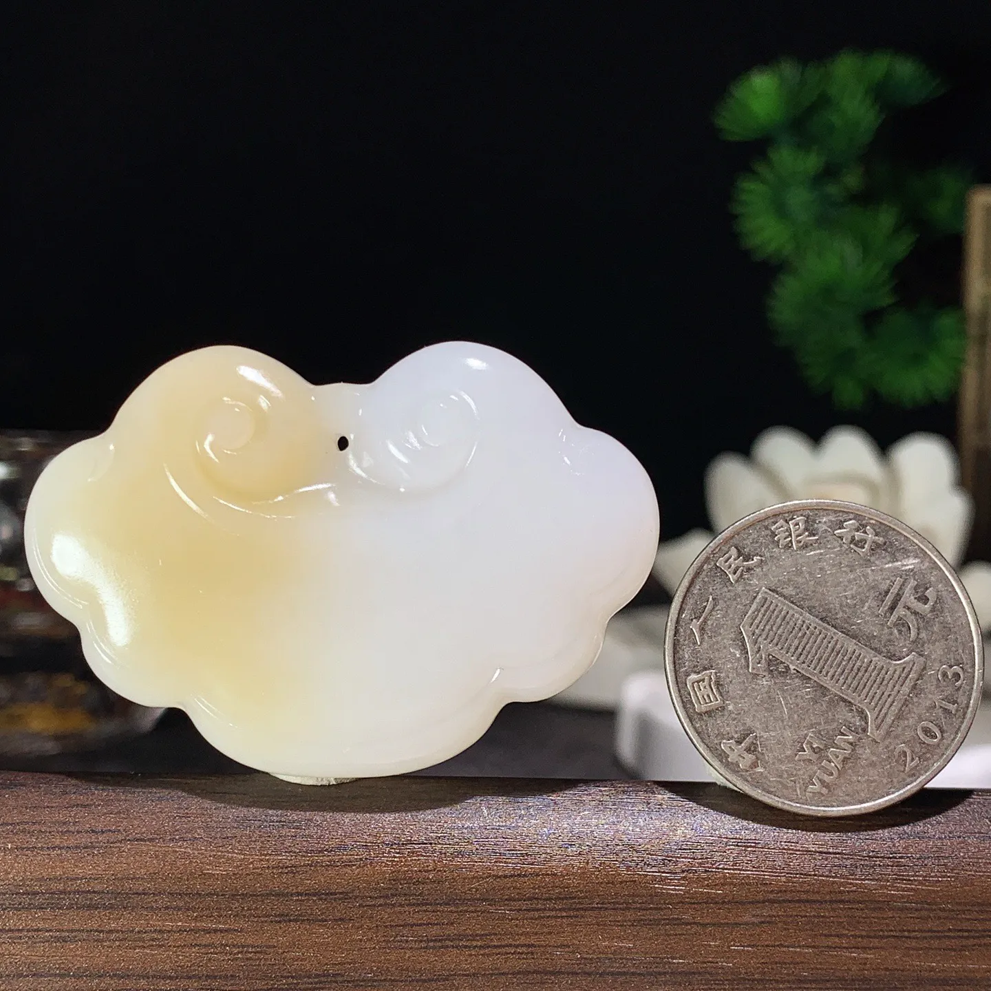 新疆和田玉白玉且末糖如意锁挂件 尺寸34/50/12重38克 玉质细腻油润。手推出油。佩高端典雅。lt060129