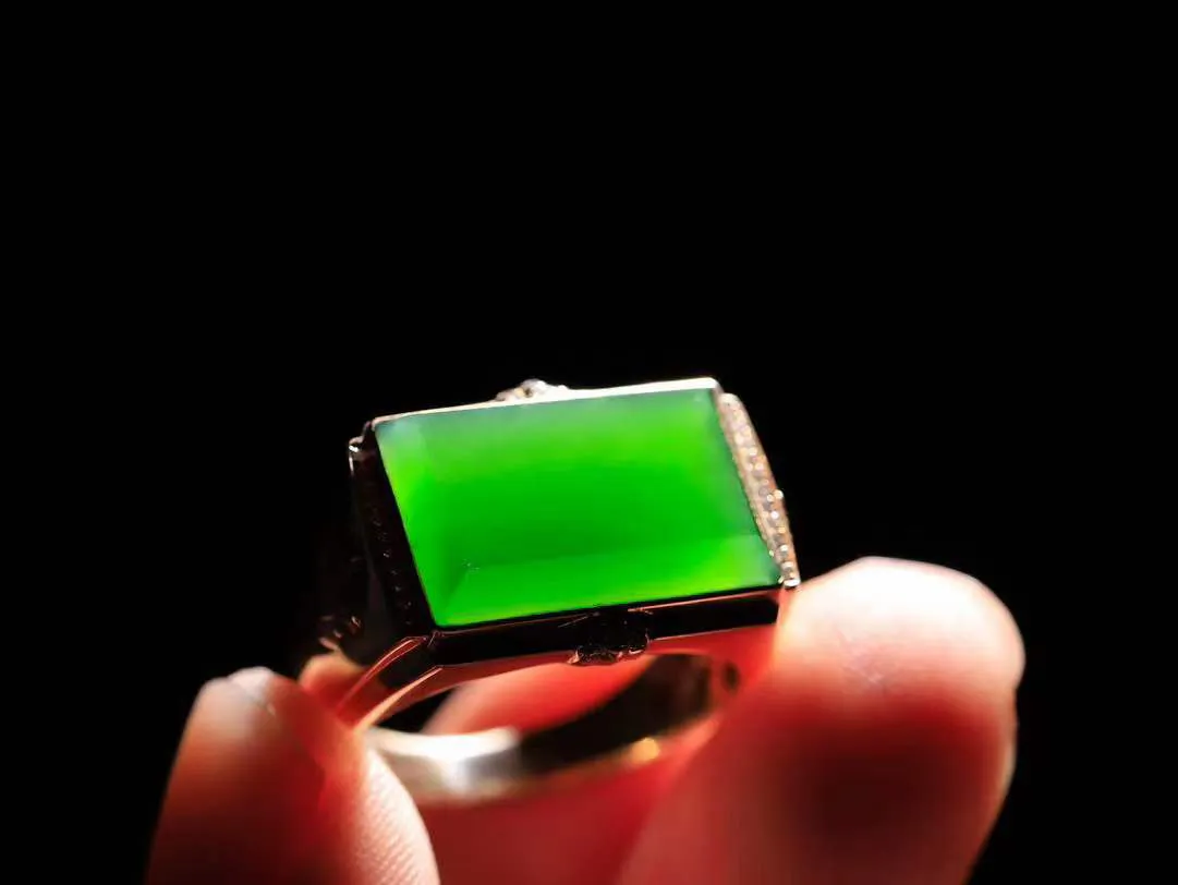 【金镶玉.戒指】

精品和田玉碧玉18k金镶嵌戒指 玉质细腻温润 油性十足 ，不论时光如何流转变化，这枚戒指始终闪耀着最初的光芒。精工镶嵌18K金 （保真金 可检测贵金属18K金） 重7.5克 尺寸19.8-18-12.5mm 78172957A