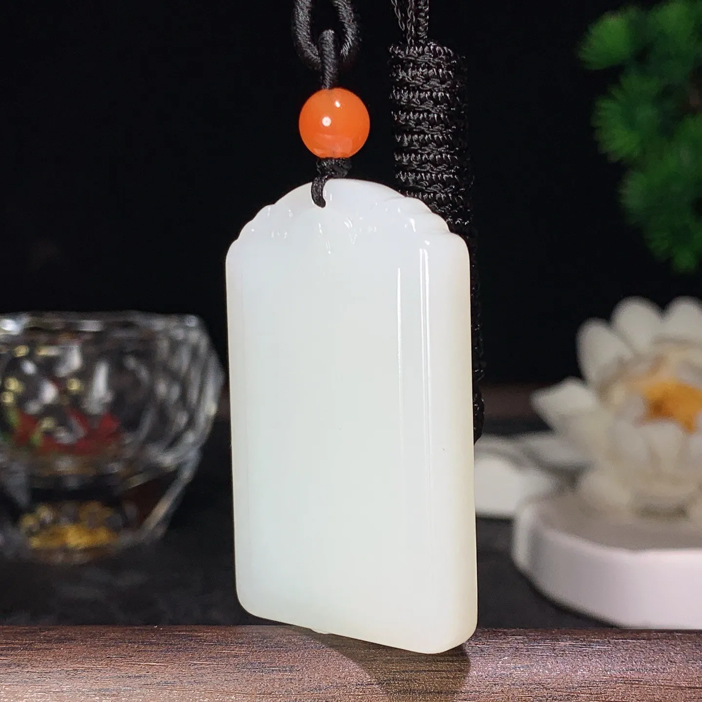 和田玉白玉平安无事牌挂件 尺寸46/28/9重32克 玉质细腻油润。手推出油。佩高端典雅。lt060129