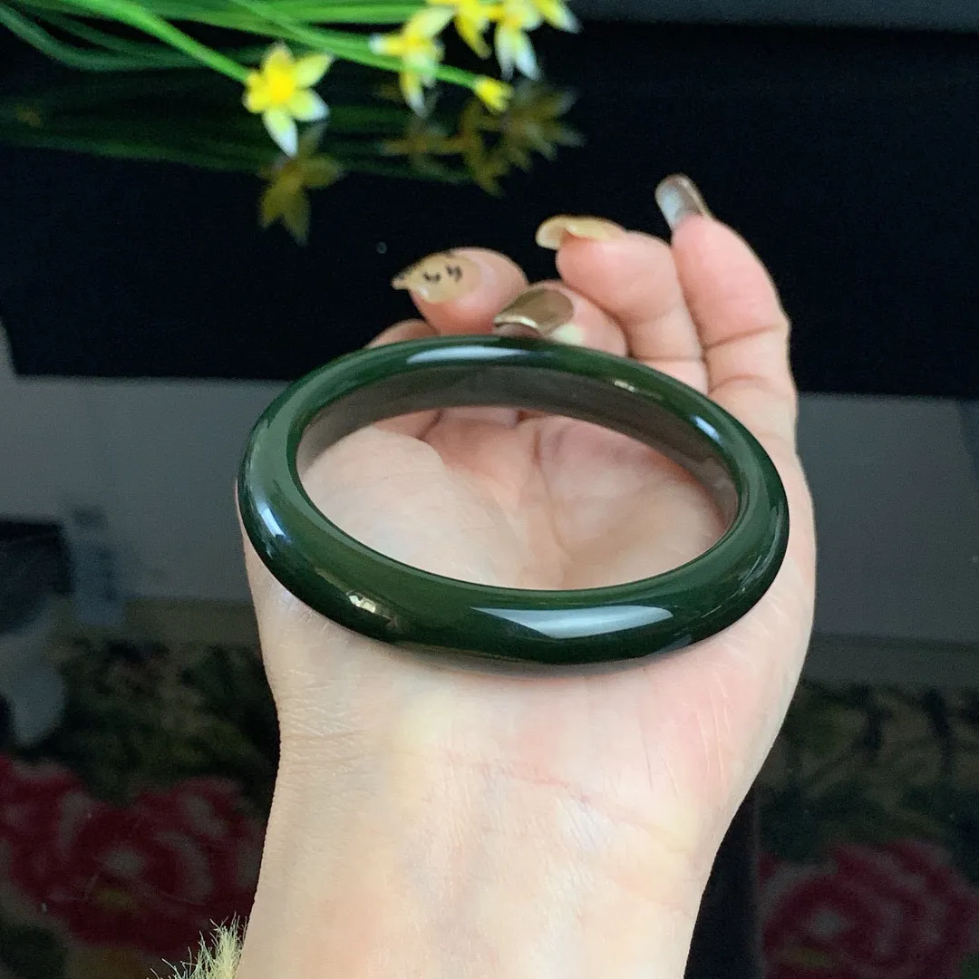和田玉56圈口菠菜绿碧玉手镯！精品细料，玉质细腻油润 底色纯净 无裂无杂 脂粉好，品质高