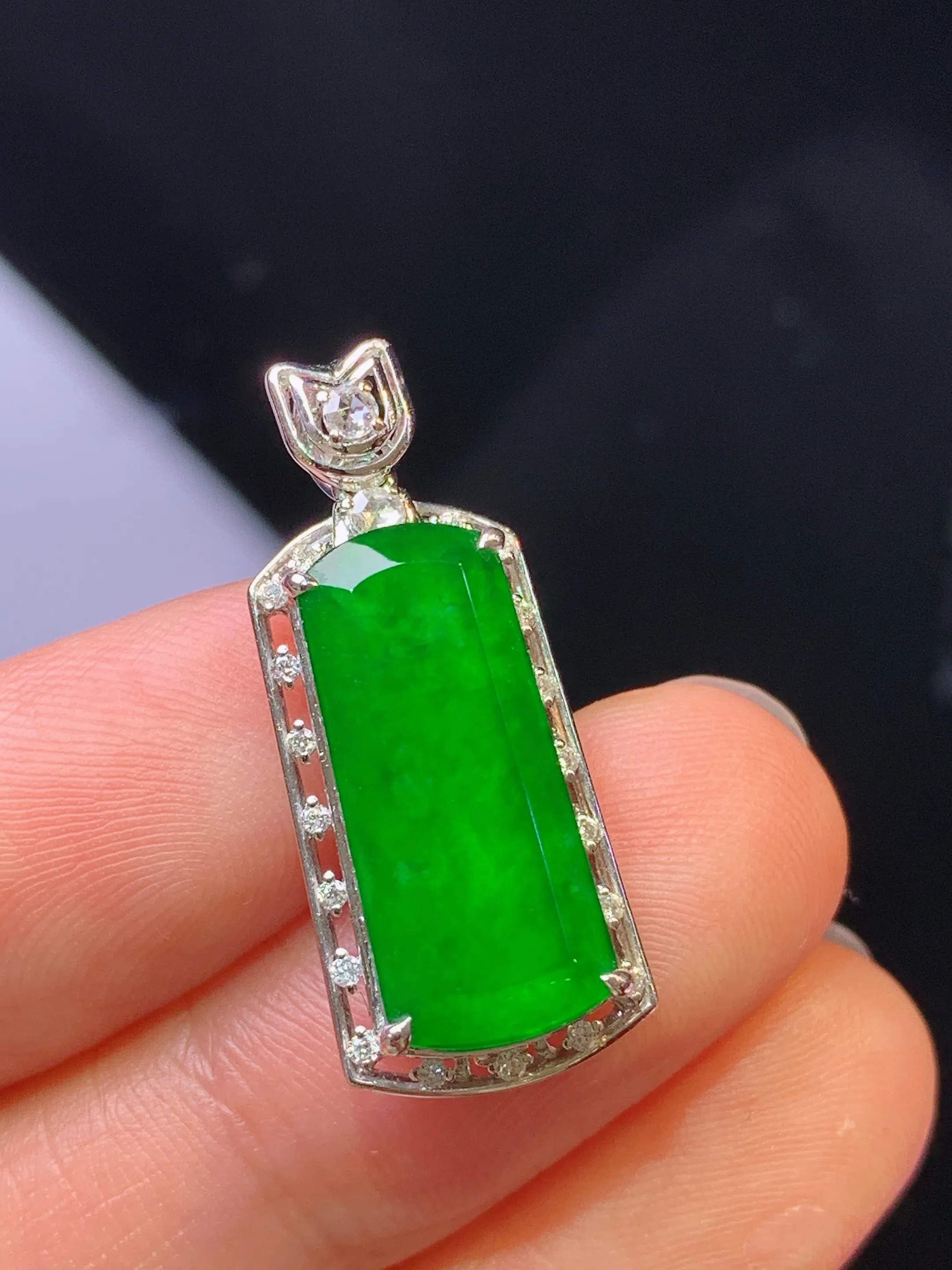 18k金钻镶嵌满绿无事牌吊坠 玉质细腻 色泽清新艳丽 整体尺寸26.5*11.2*5.8