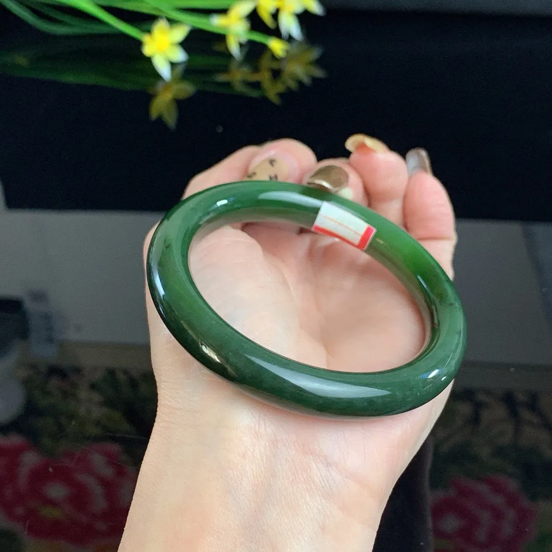 和田玉58圈口菠菜绿碧玉手镯，玉质细腻油润 底色纯净 无纹裂 脂粉好，品质高