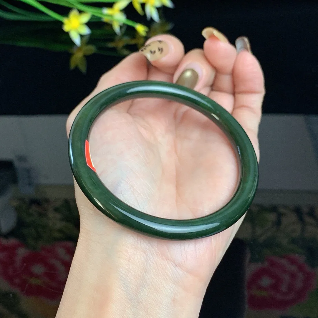和田玉62圈口菠菜绿圆条碧玉手镯！玉质细腻油润 底色纯净 无纹裂 脂粉好，品质高