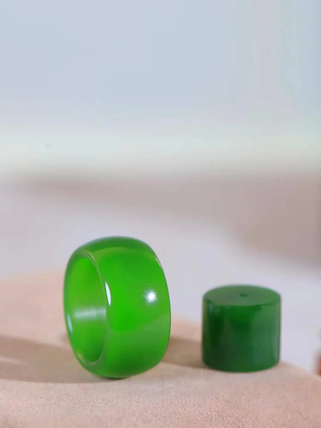 【戒指.吊坠】

精品和田玉碧玉戒指套装，玉质温润细腻，油润十足，手感上佳。️款式简单大方，做工细致，佩戴效果佳。
戒指内径17mm尺寸11.3-3.5mm吊坠尺寸11.8-13.6mm总重11.1克fDA-771142569