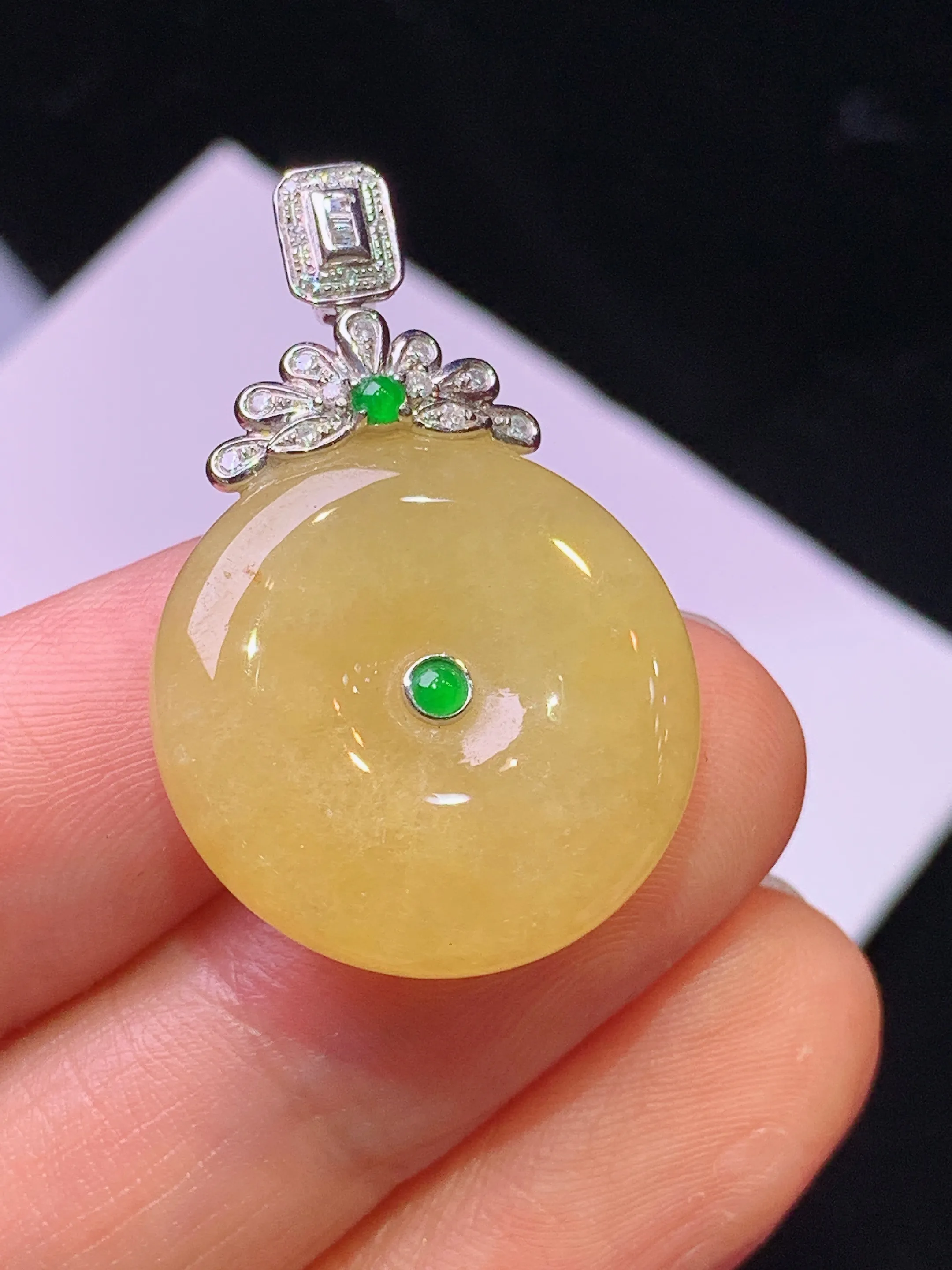 18k金钻镶嵌黄翡平安扣吊坠 玉质细腻 色泽清新艳丽 整体尺寸31.5*20.5*6