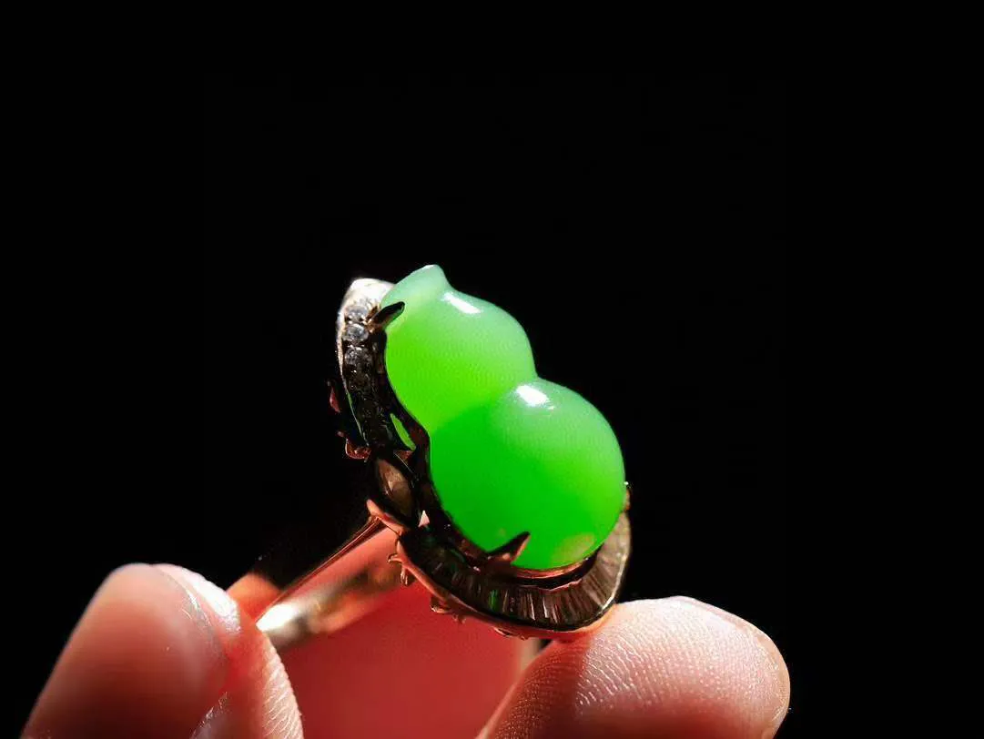 【金镶玉.福禄.戒指】

精品和田玉碧玉18k金镶嵌葫芦戒指，玉质细腻油润，造型饱满圆润，手感上佳。精工雕刻，葫芦取其谐音福禄，寓意子孙万代，葫芦通“福禄”，祈福平安，福禄齐康，静心洗凡尘。尺寸17-17-12mm 重5.1克 26152964A