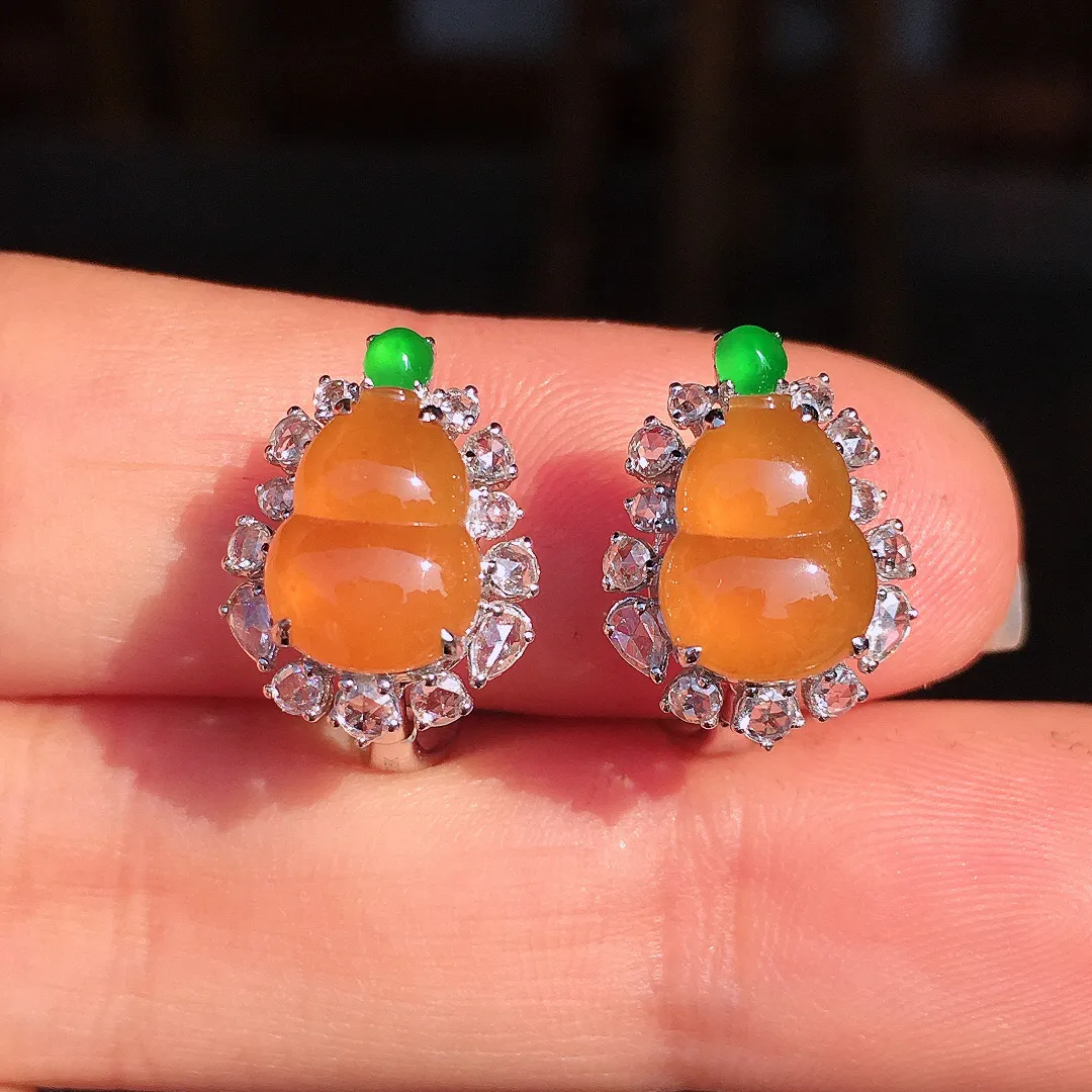 黄翡葫芦耳钉，色泽均匀艳丽，玉质细腻，荧光感超
强，饱满圆润，尽显优雅气质，18k
金豪华镶嵌