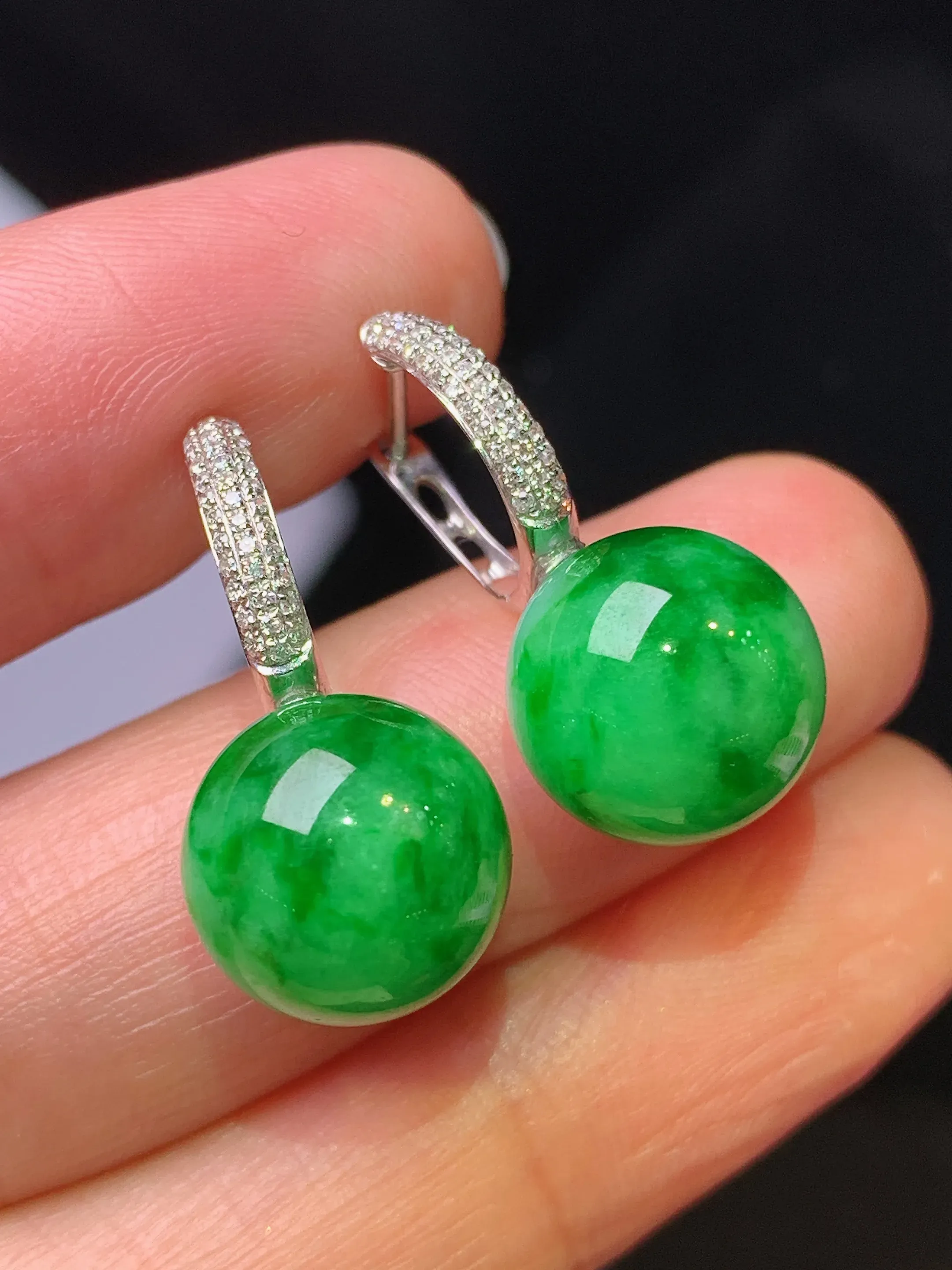 18k金钻镶嵌翠绿圆耳钉 玉质细腻 色泽清新艳丽 整体尺寸24.2*11.2