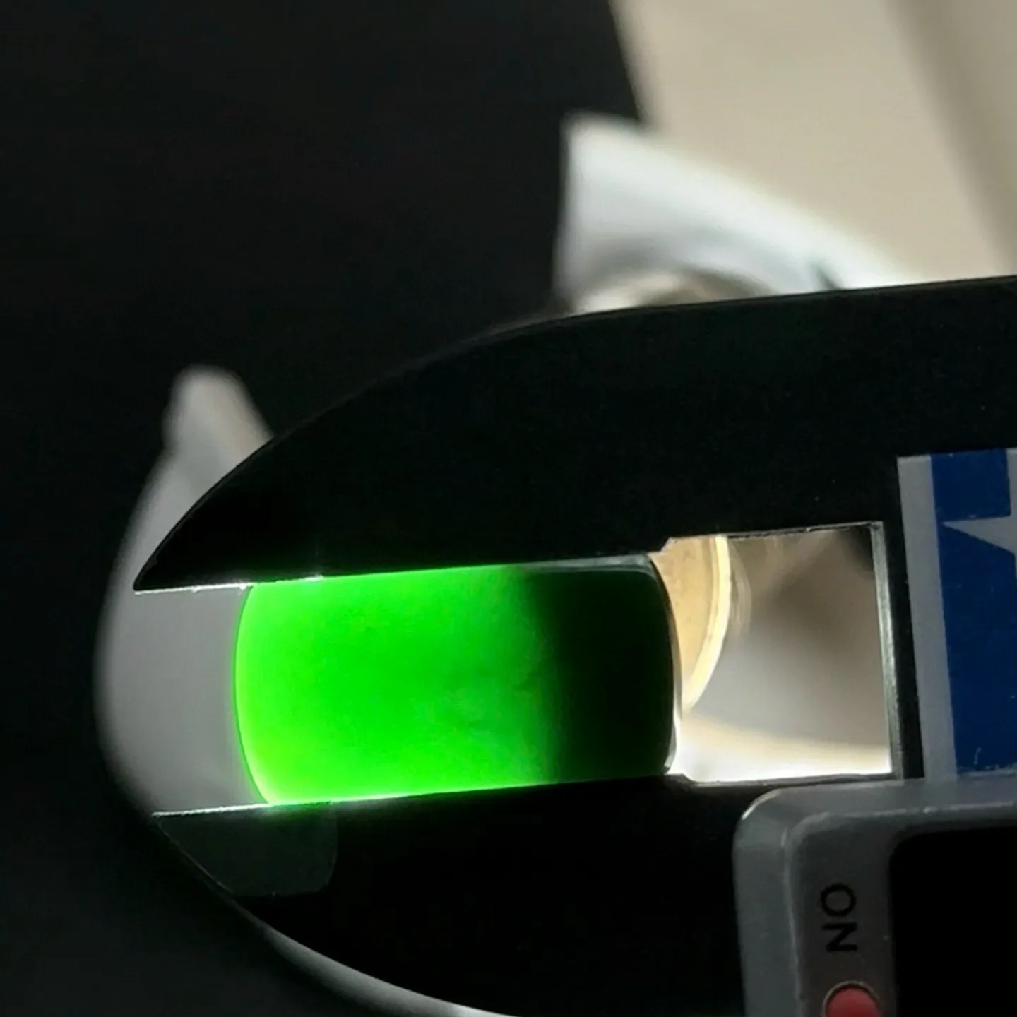 精品墨翠马鞍裸石 种好色正 黑度极好 打灯通透 尺寸17.9