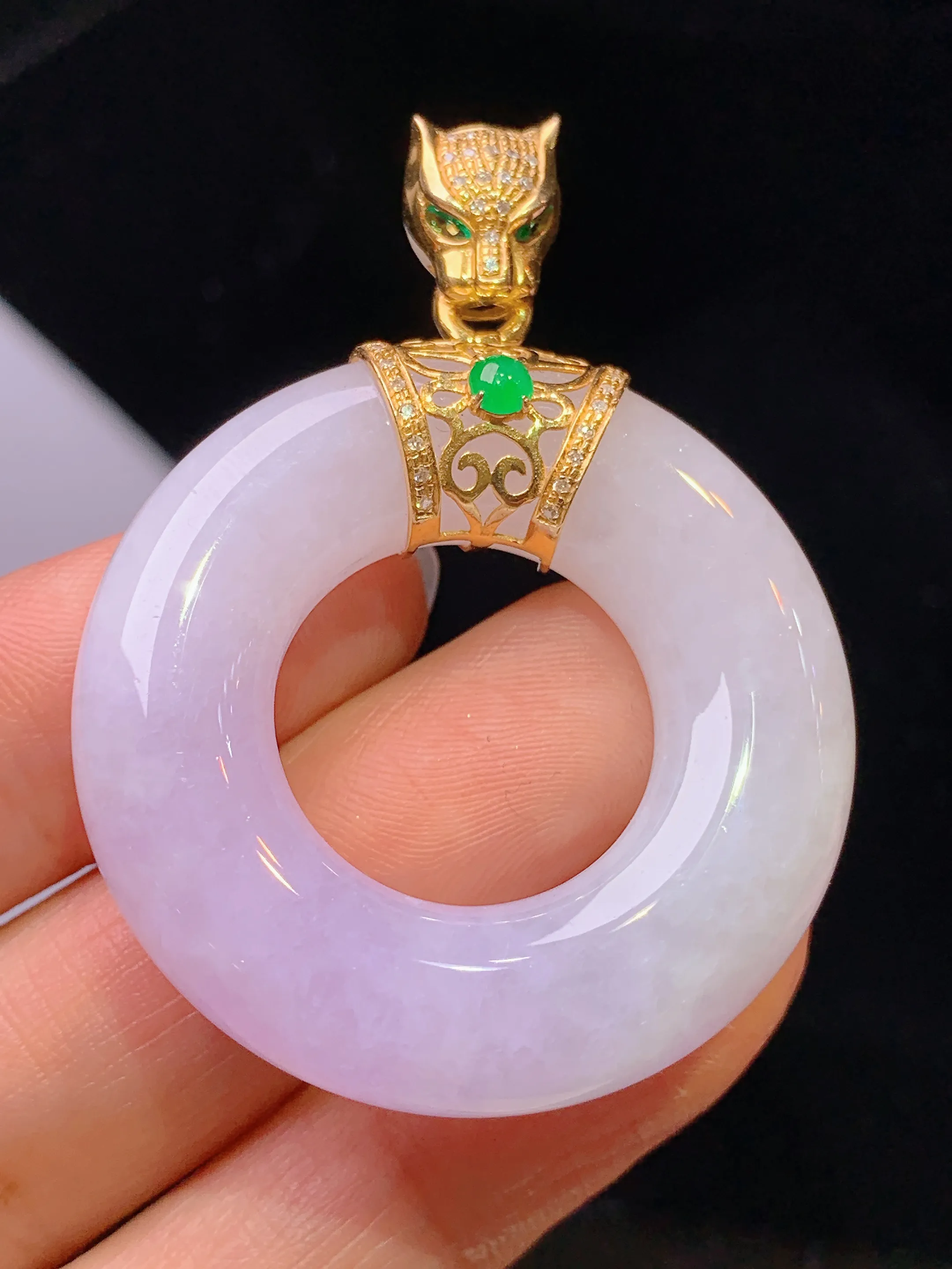 18k金钻镶嵌淡紫罗兰平安环吊坠 玉质细腻 色泽清新艳丽 整体尺寸49.2*36.7*8.6