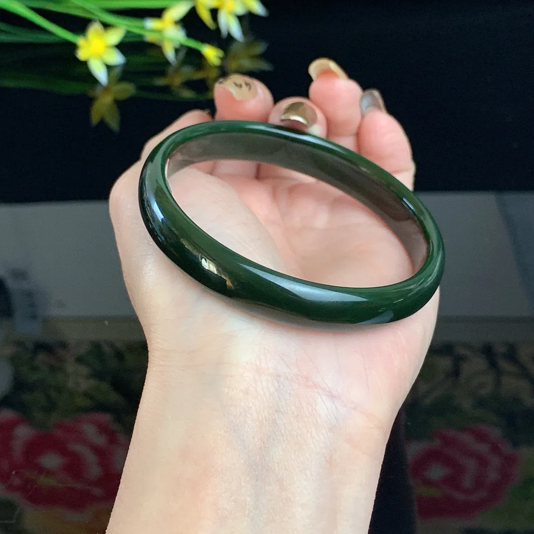 和田玉61圈口菠菜绿碧玉手镯！黑皮料手镯，玉质细腻油润 底色纯净 无裂无棉 脂粉好，品质高