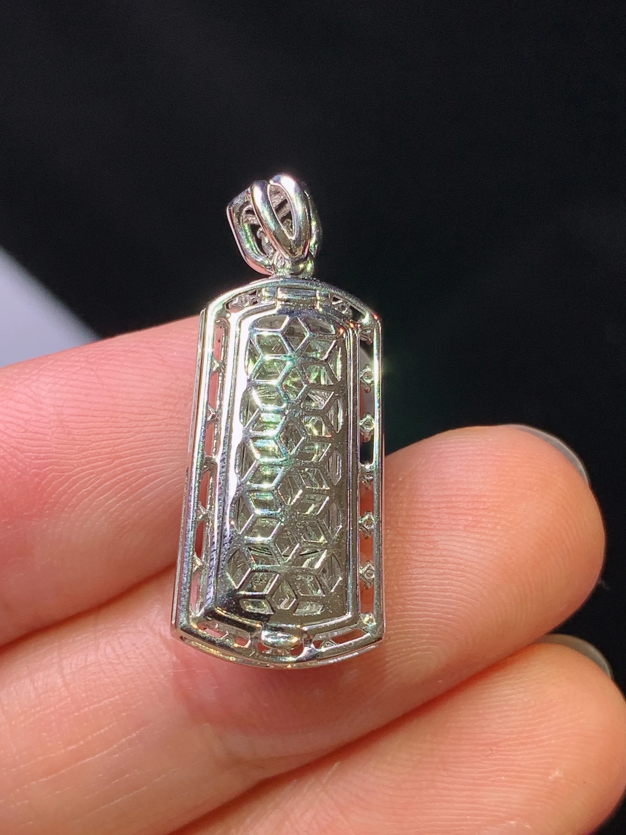 18k金钻镶嵌满绿无事牌吊坠 玉质细腻 色泽清新艳丽 整体尺寸26.5*11.2*5.8