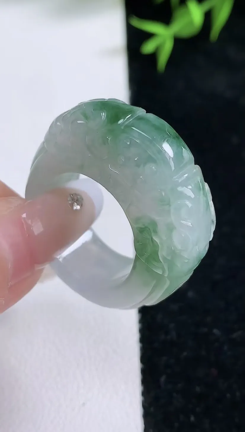 翡翠a货飘花龙头指环扳指，尺寸19.2-9.5-11.4，重量:16.92g