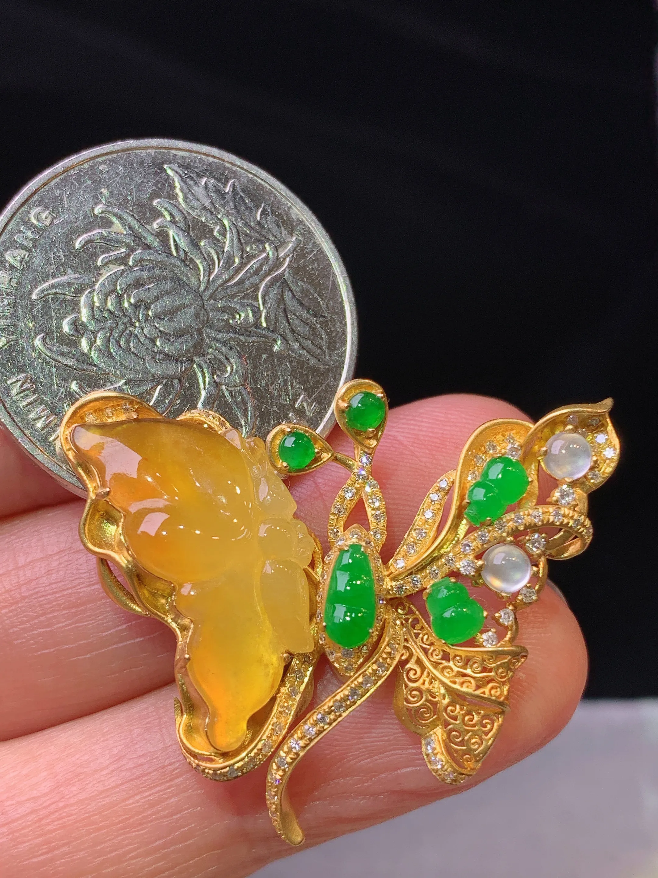 18k金钻镶嵌黄翡蝴蝶搭配绿蛋面葫芦吊坠 玉质细腻 色泽清新艳丽 整体尺寸27.8*33.8*5.7