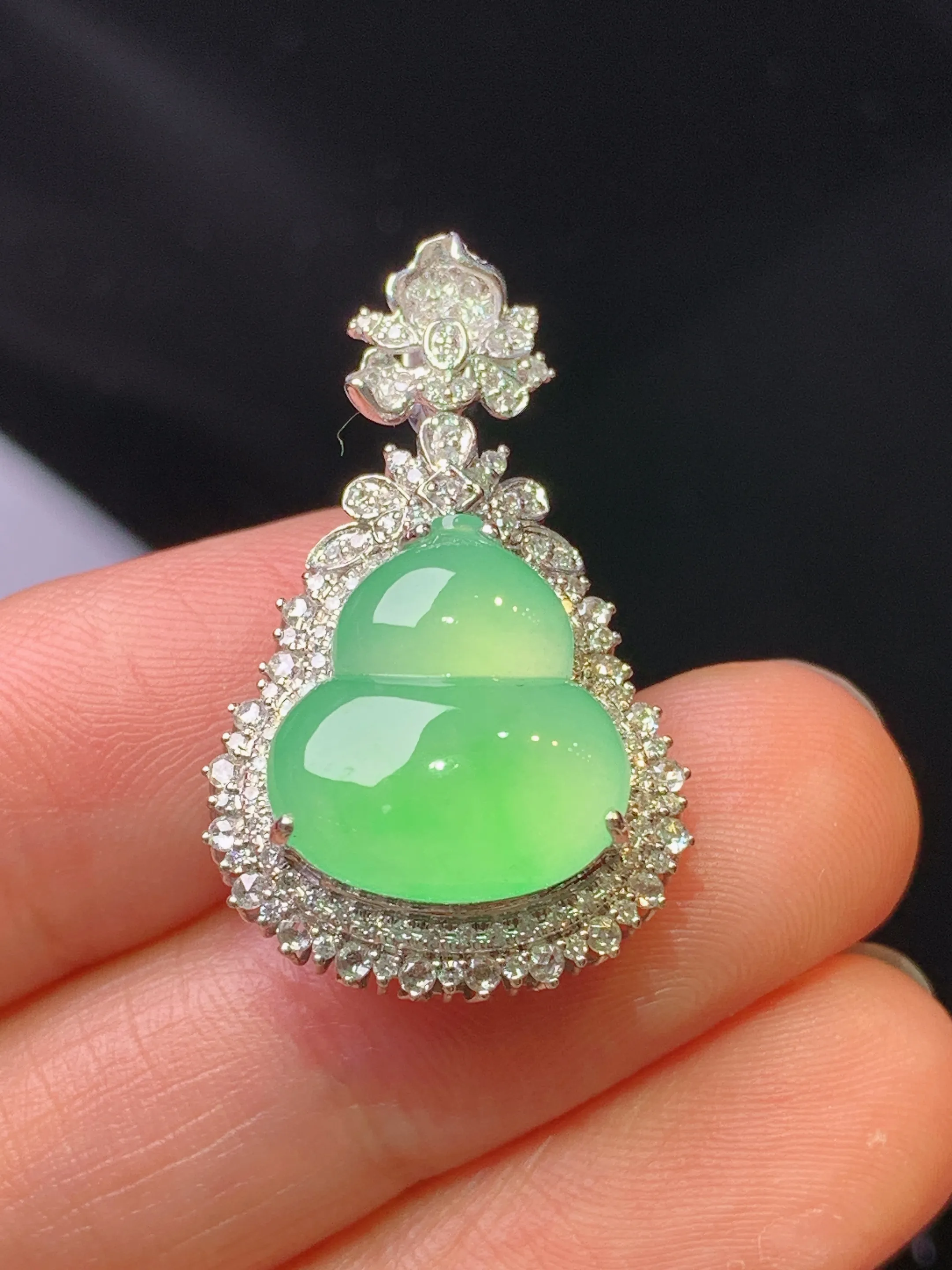 18k金钻镶嵌翠绿葫芦吊坠 玉质细腻 色泽清新艳丽 整体尺寸28.5*17.5*11.8