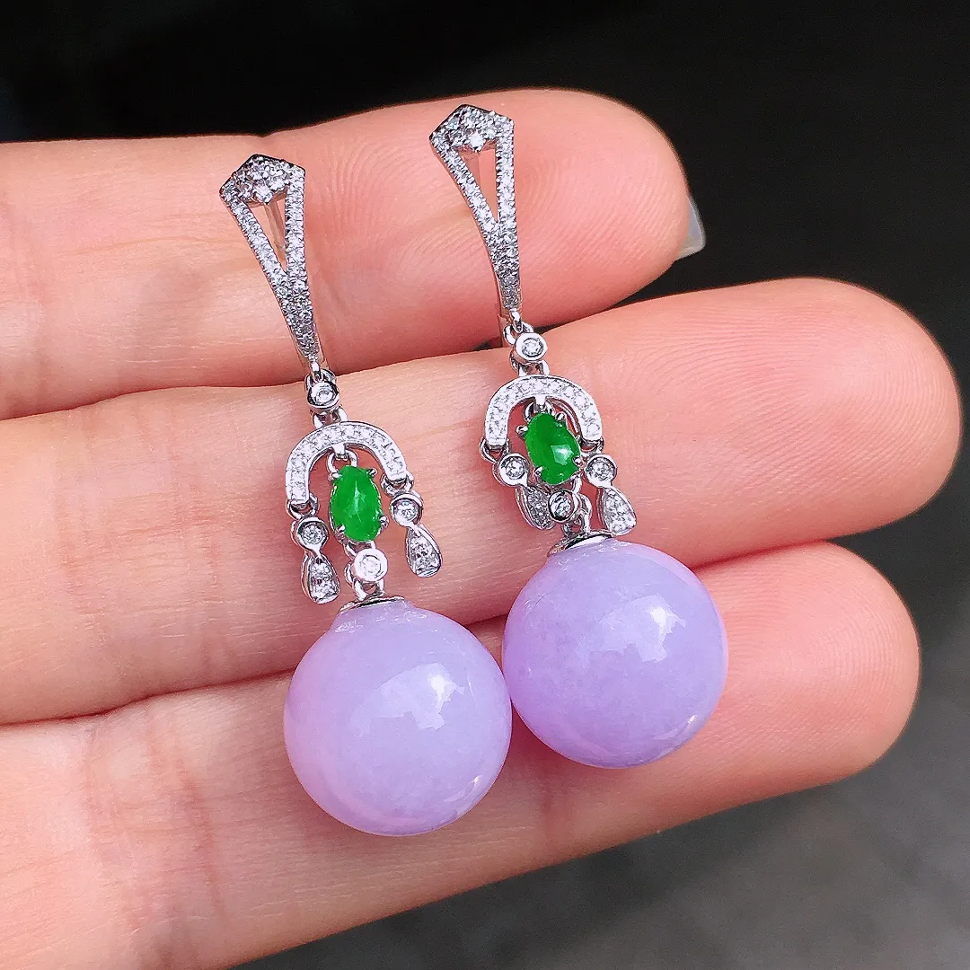 紫罗兰珠子耳坠，色泽均匀艳丽，玉质细腻，荧光感超
强，饱满圆润，尽显优雅气质，18k
金豪华镶嵌