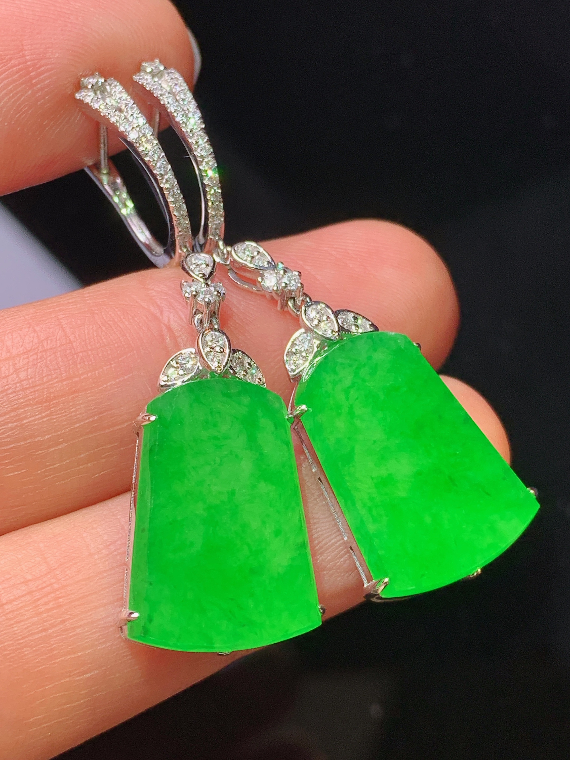 18k金钻镶嵌满绿无事牌耳坠 玉质细腻 色泽清新艳丽 整体尺寸41*12.5*4.3