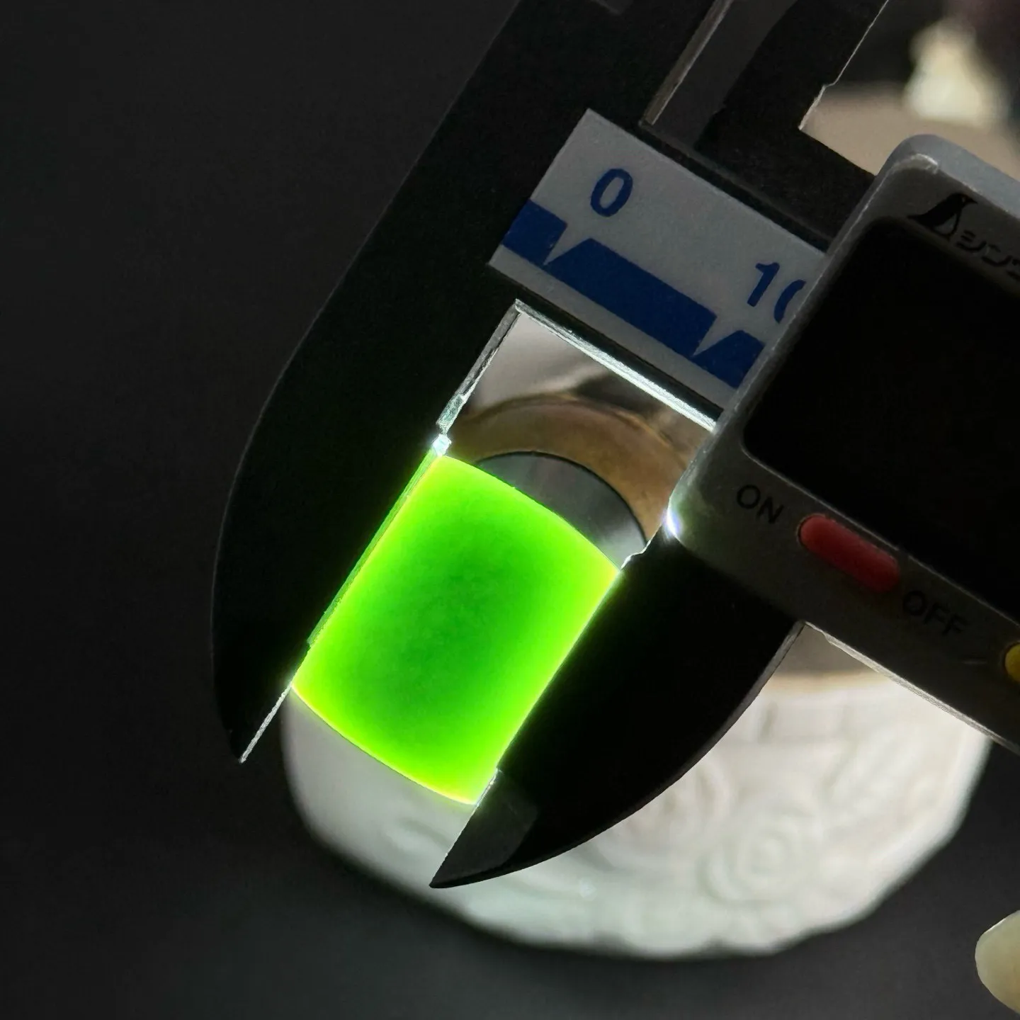 精品墨翠马鞍裸石 种好色正 黑度好 打灯通透 油性十足 尺寸17.1