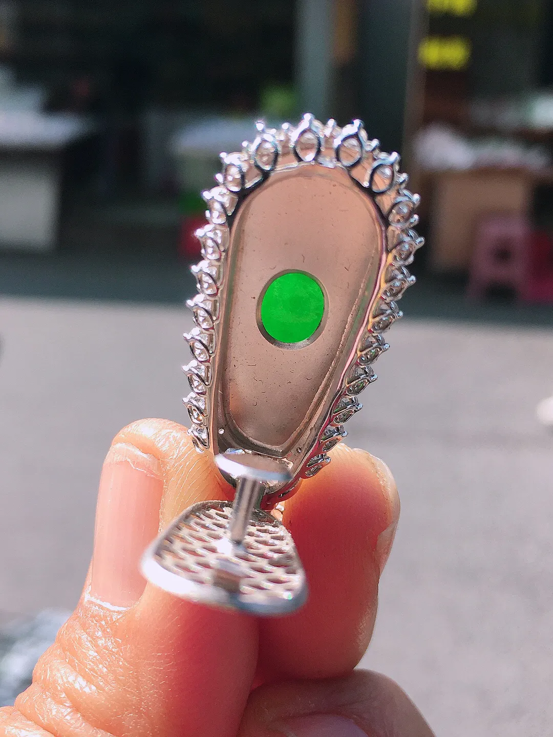 阳绿福豆吊坠，色泽均匀艳丽，玉质细腻，荧光感超
强，饱满圆润，尽显优雅气质，18k
金豪华镶嵌