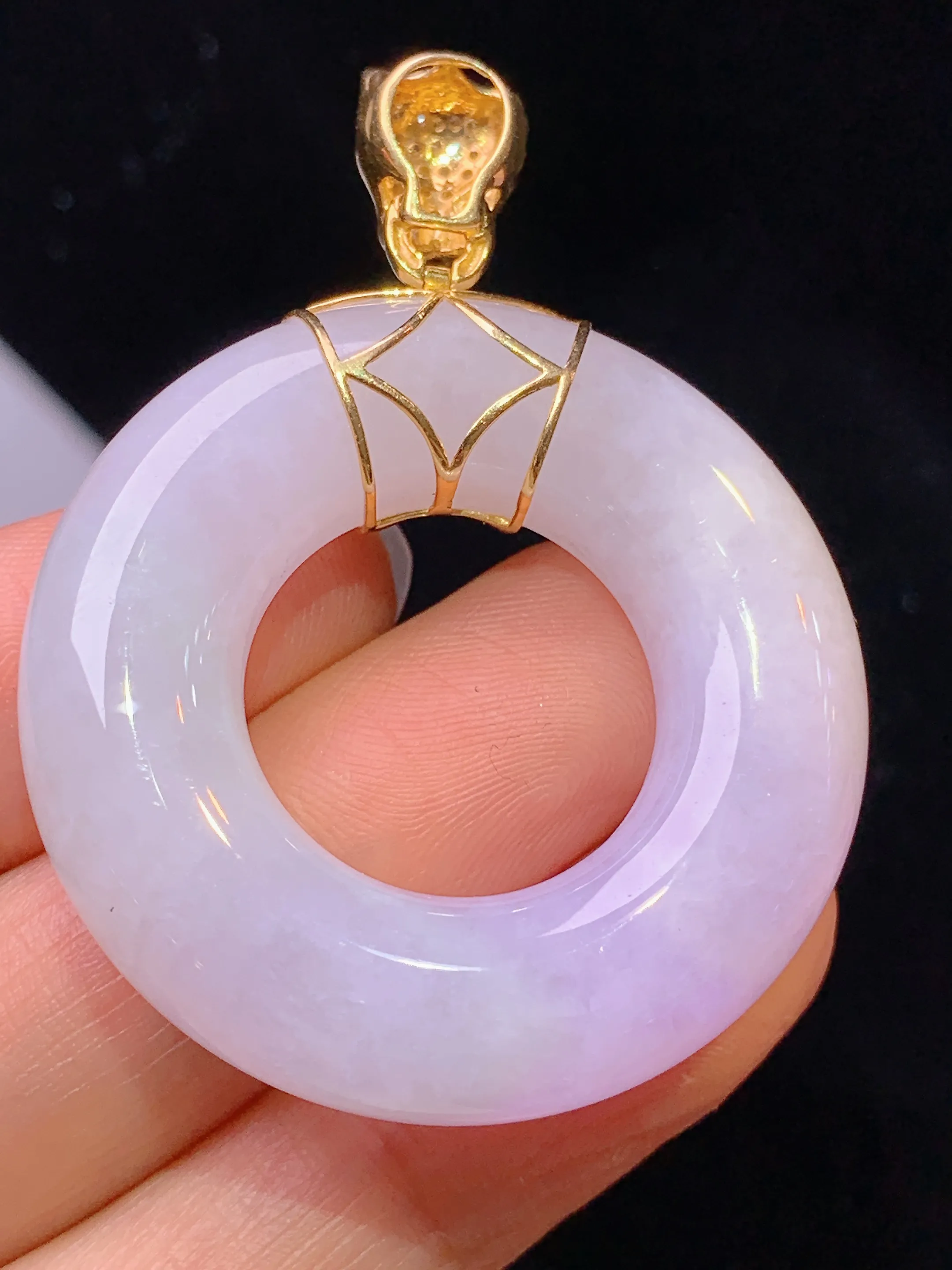 18k金钻镶嵌淡紫罗兰平安环吊坠 玉质细腻 色泽清新艳丽 整体尺寸49.2*36.7*8.6