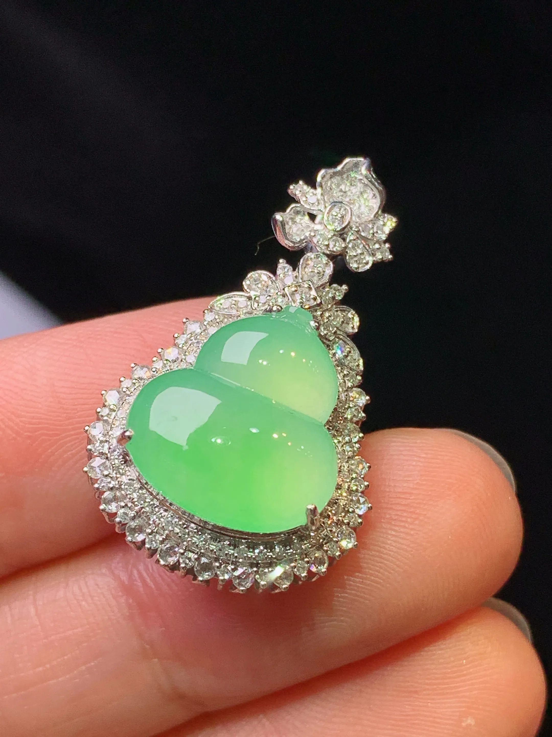 18k金钻镶嵌翠绿葫芦吊坠 玉质细腻 色泽清新艳丽 整体尺寸28.5*17.5*11.8