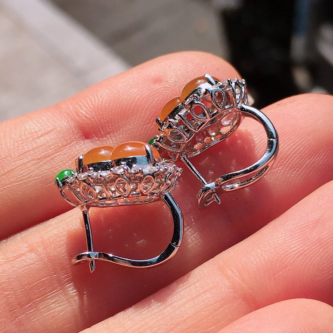 黄翡葫芦耳钉，色泽均匀艳丽，玉质细腻，荧光感超
强，饱满圆润，尽显优雅气质，18k
金豪华镶嵌