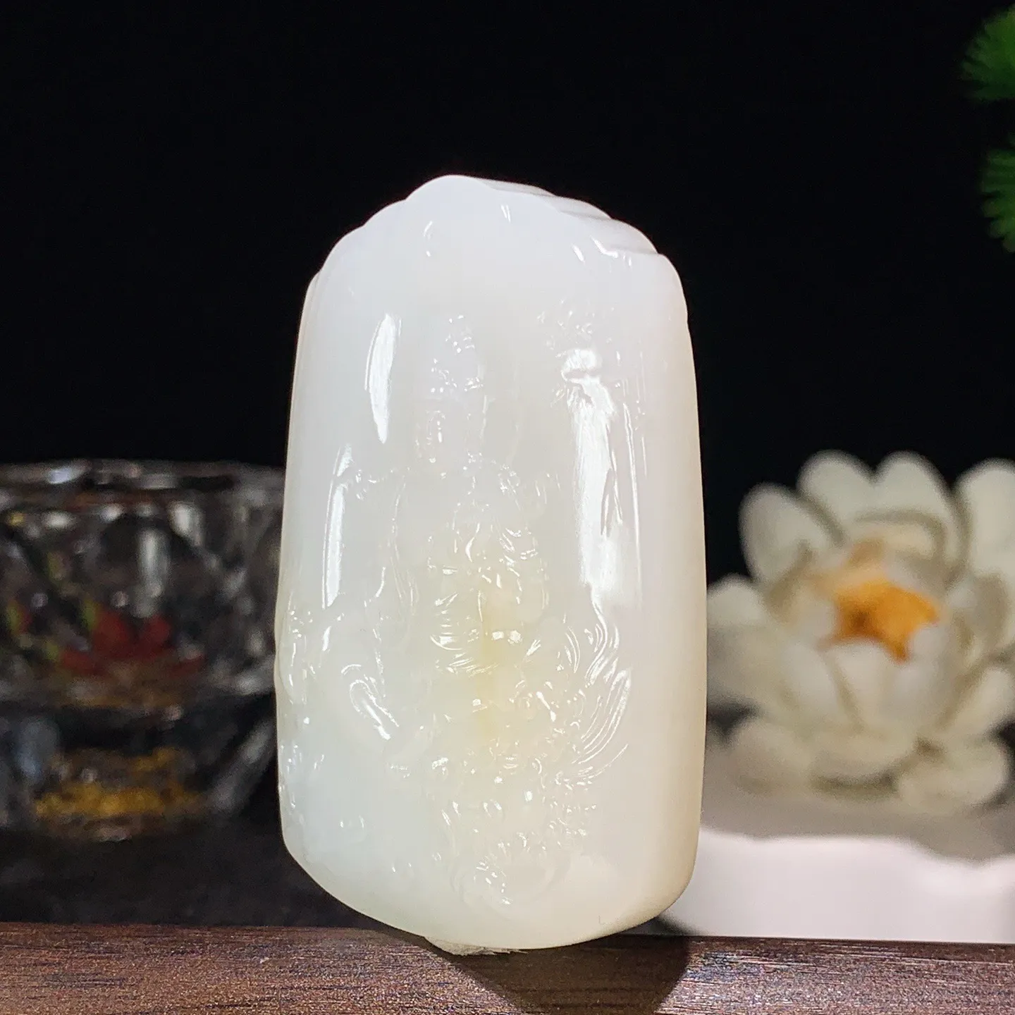 和田玉白玉糖料羊脂白文殊菩萨牌子挂件 尺寸55/35/12重50克 玉质细腻油润。手推出油。佩高端典雅。lt060129