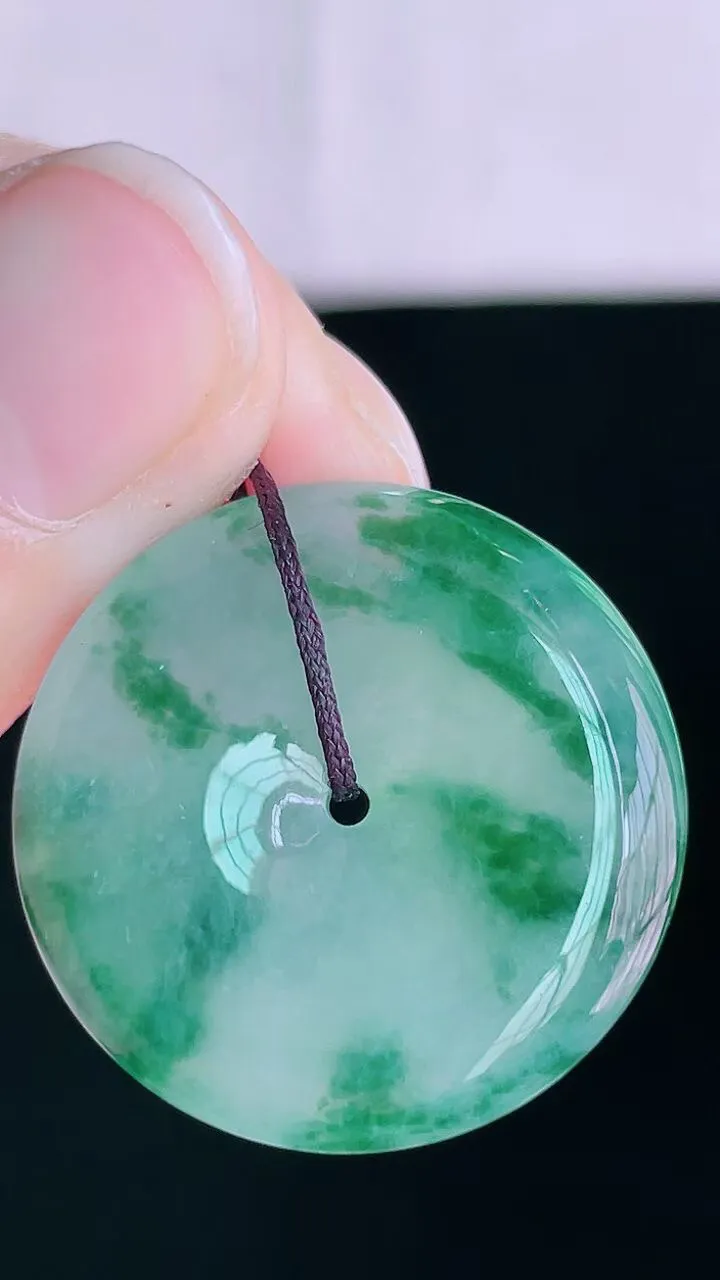 【翡翠名称】老坑种冰飘花平安扣翡翠吊坠
【翡翠尺寸】直径厚度25.6/5.2mm
【翡翠描述】宝贝种老水足，玉质细腻，色泽靓丽，性价比高，佩戴效果好！
【其它赠送】权威证书/精美挂绳盒子/支持全国复检