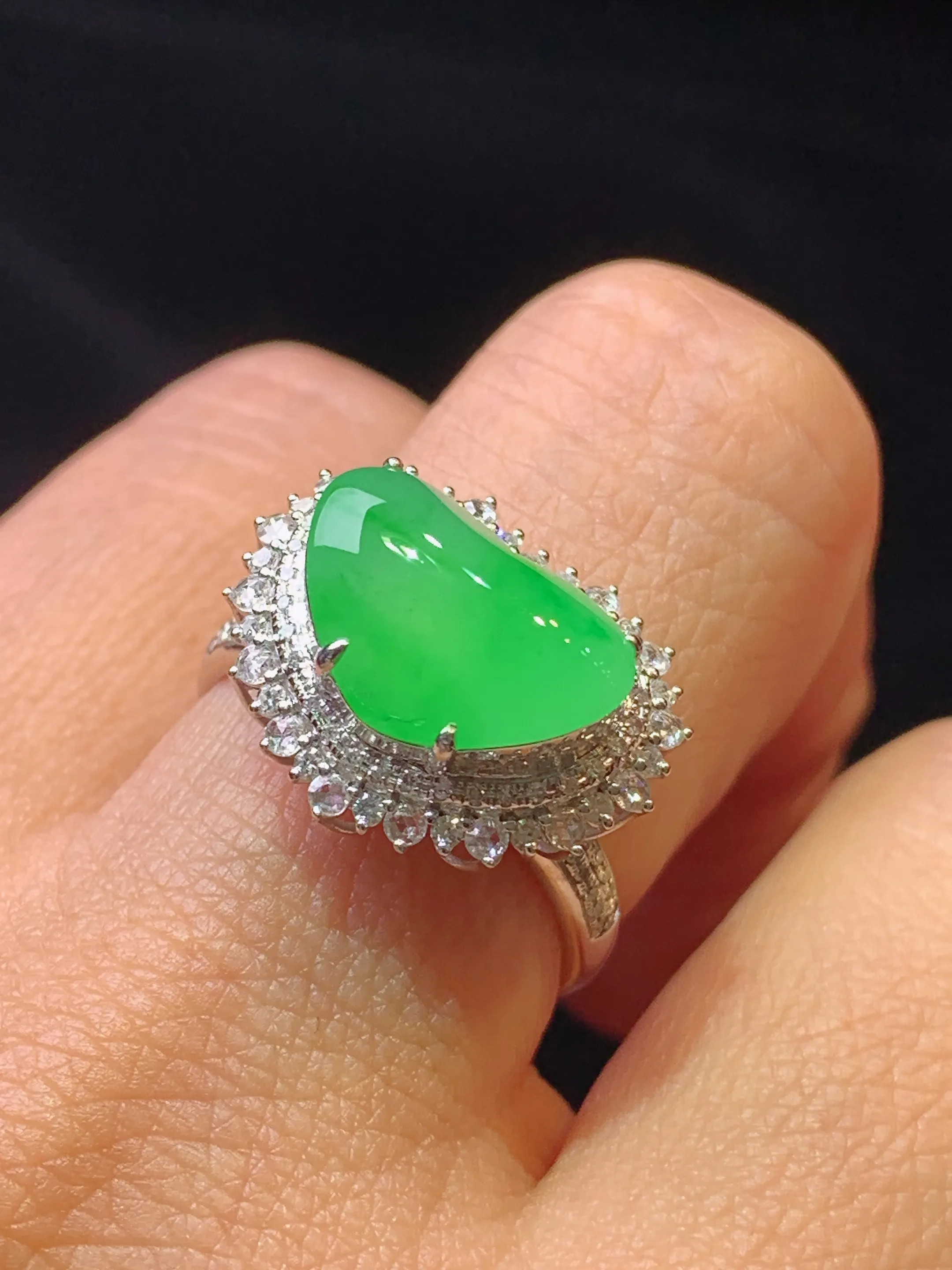 18k金钻镶嵌翠绿心形戒指 玉质细腻 色泽清新艳丽 圈口14 整体尺寸14.5*18*10.2