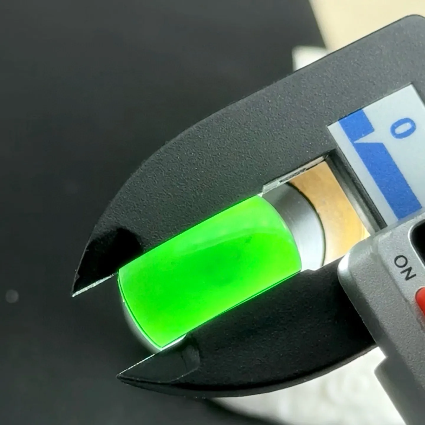 精品墨翠马鞍裸石 种好色正 黑度极好 打灯通透 尺寸17.9