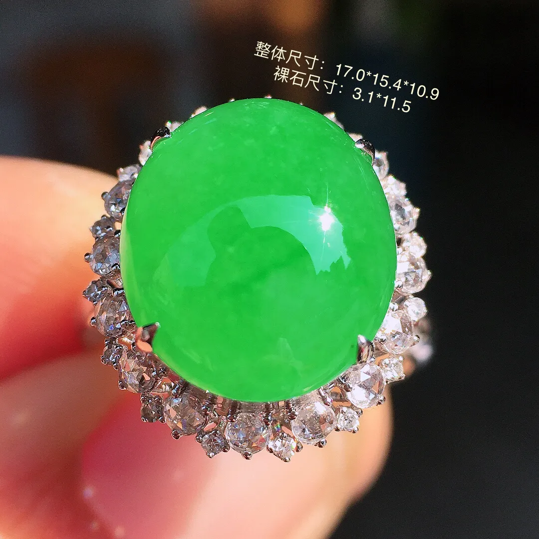 阳绿蛋面戒指，色泽均匀艳丽，玉质细腻，荧光感超
强，饱满圆润，尽显优雅气质，18k
金豪华镶嵌