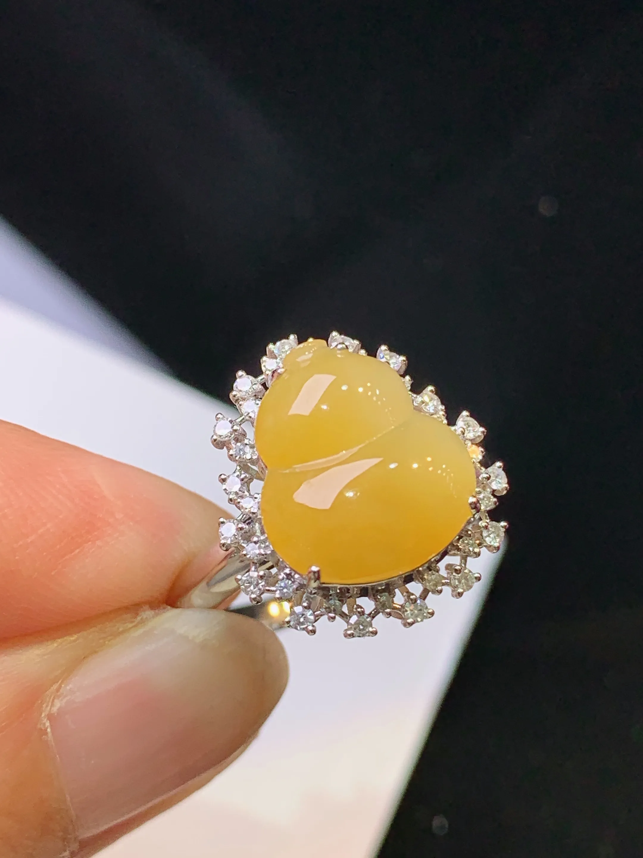 18k金钻镶嵌黄翡吊坠 玉质细腻 色泽清新艳丽 圈口14 整体尺寸15.5*14.2*8.6