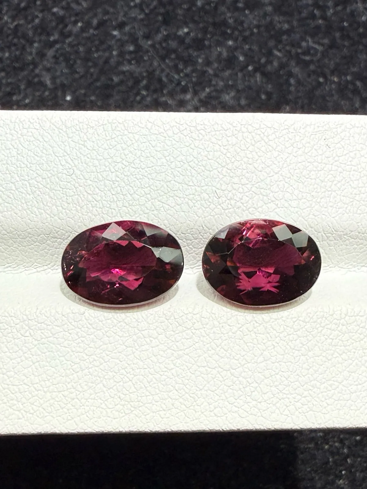 6.88ct天然红碧玺裸石，耳钉料，尺寸11.4*8.1*5.2 毫米，晶体通透，颜色美艳