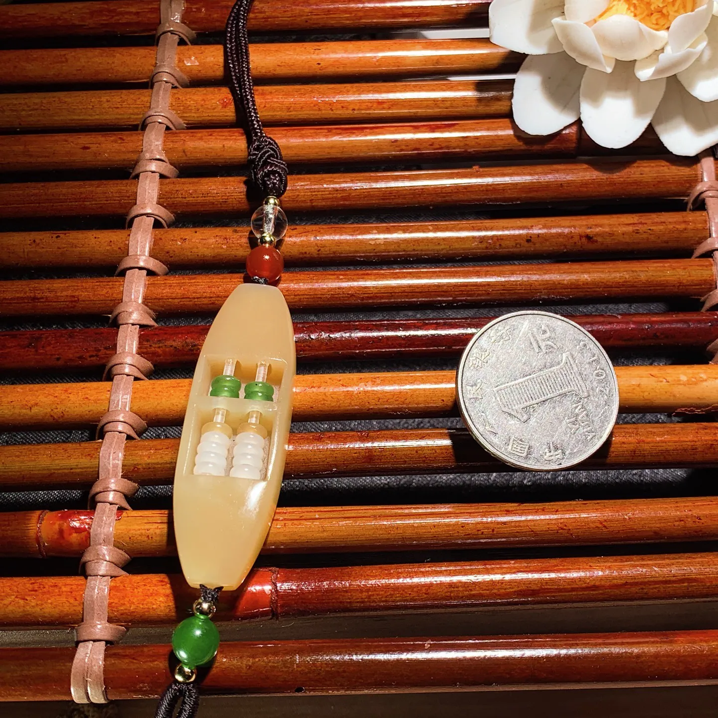 新疆和田玉白玉且末糖精打细算算盘挂件 尺寸50/15/7重15.8克 玉质细腻油润。手推出油。佩高端典雅。lt060129