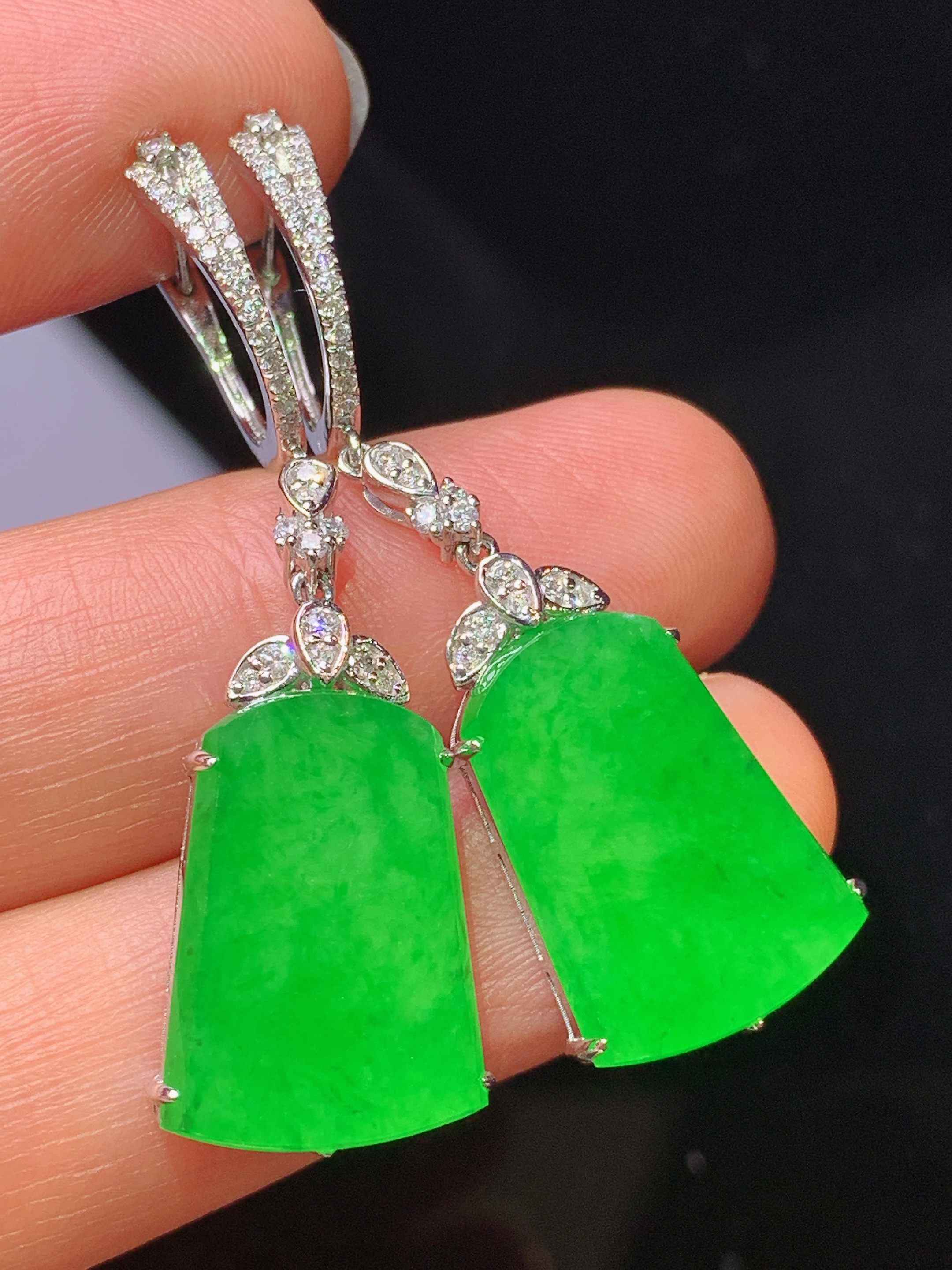18k金钻镶嵌满绿无事牌耳坠 玉质细腻 色泽清新艳丽 整体尺寸41*12.5*4.3