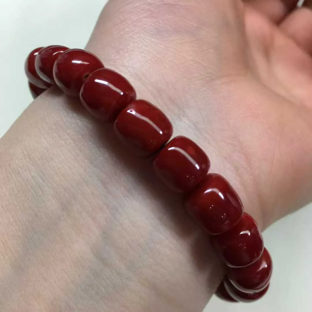 【天然日本阿卡牛血红珊瑚8.5mm老型大桶珠弹力单圈手串】天然无添加无修补，日本产地，阿卡材料，牛血红颜色，型美色浓！光泽柔润透亮，直径约为8.5-7.4mm，重量20.75克，珊瑚本为佛教珍宝，来自深海千年生长，收藏精品！传承宝贝！