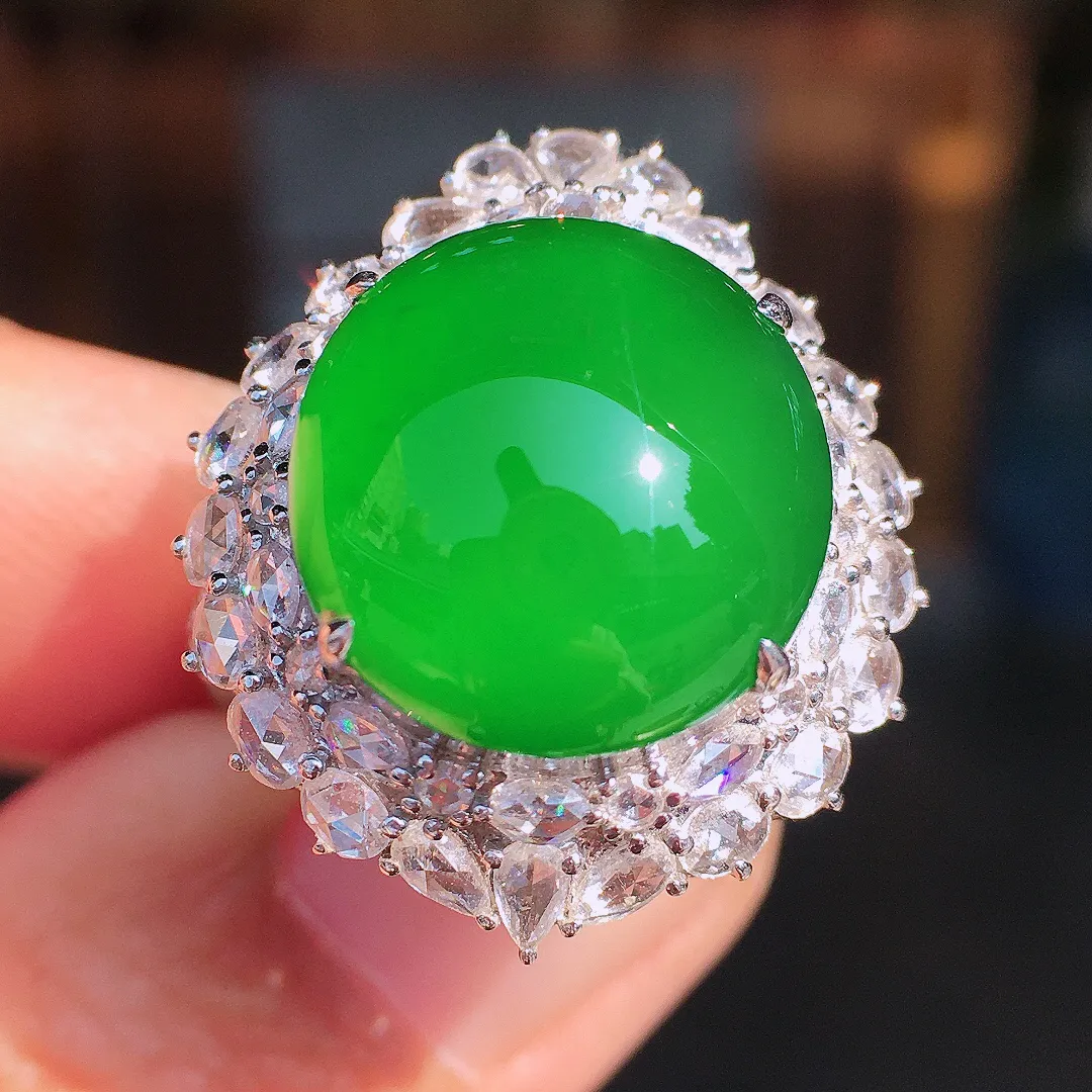 阳绿蛋面戒指/吊坠两用款，色泽均匀艳丽，玉质细腻，荧光感超
强，饱满圆润，尽显优雅气质，18k
金豪