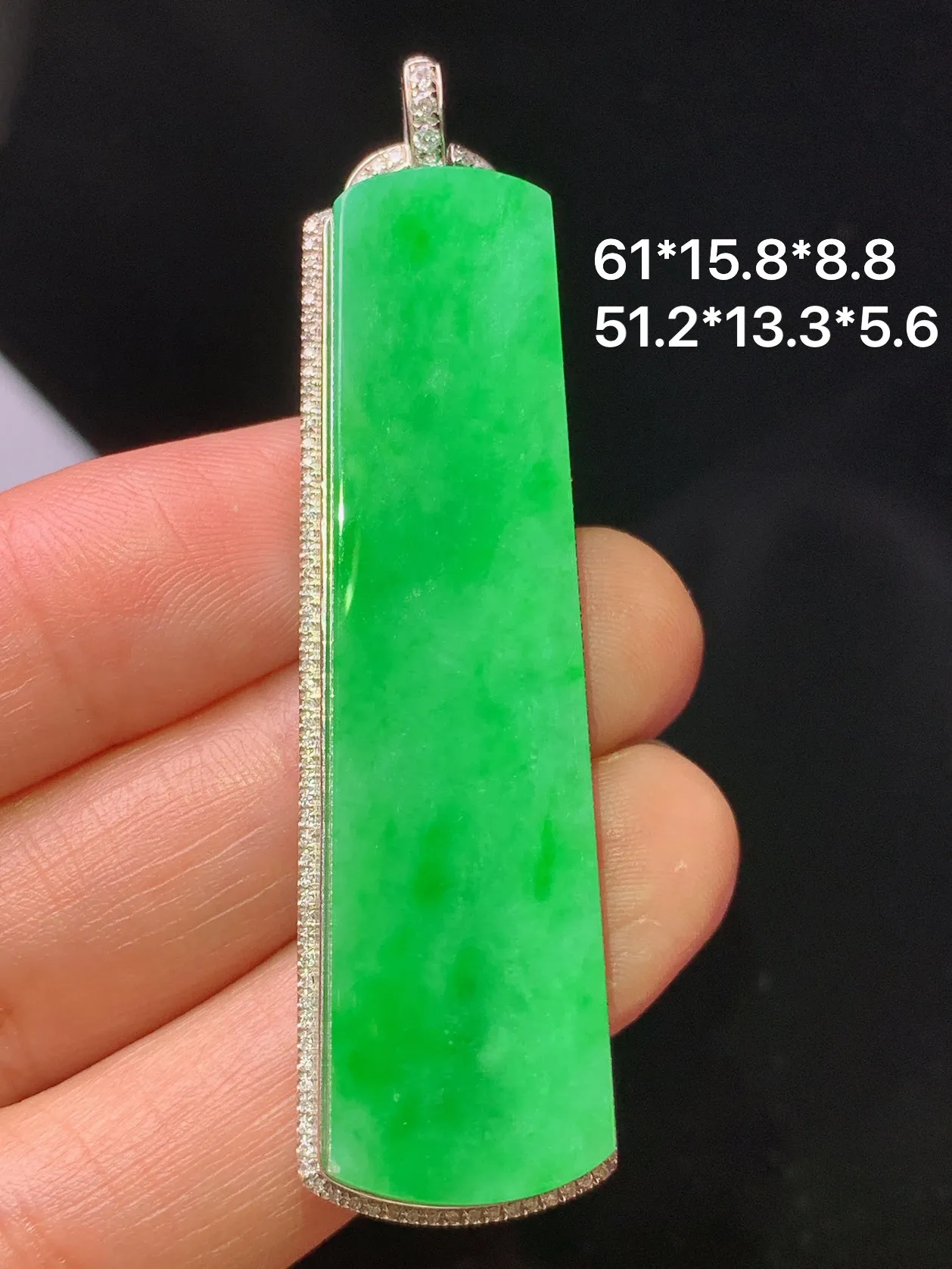 18k金钻镶嵌翠绿无事牌吊坠 玉质细腻 色泽清新艳丽 整体尺寸61*15.8*8.8