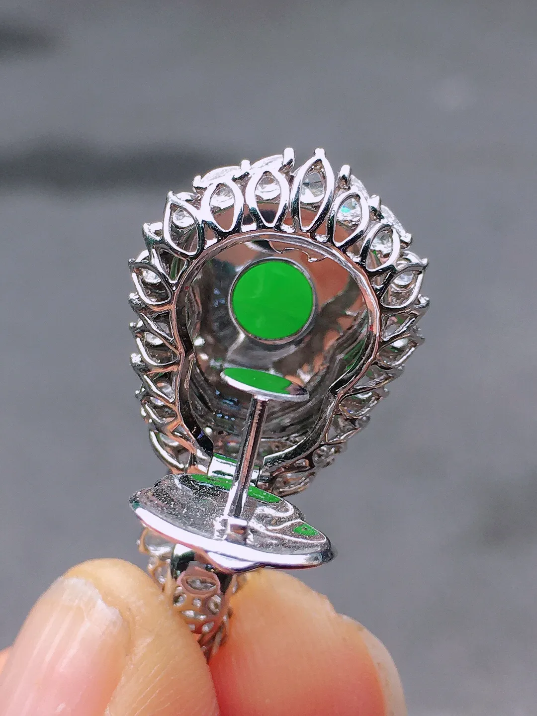 阳绿葫芦吊坠，色泽均匀艳丽，玉质细腻，荧光感超
强，饱满圆润，尽显优雅气质，18k
金豪华镶嵌