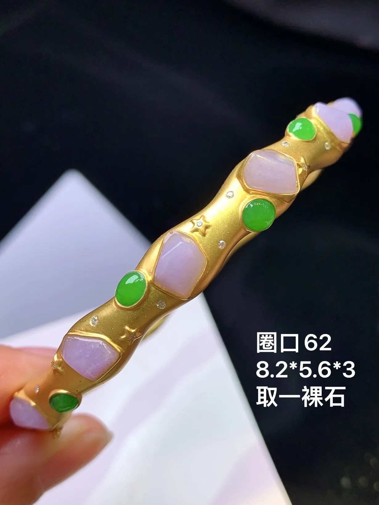 18k金钻镶嵌吊坠 玉质细腻 色泽清新艳丽 圈口62 整体尺寸8.2*5.6*3