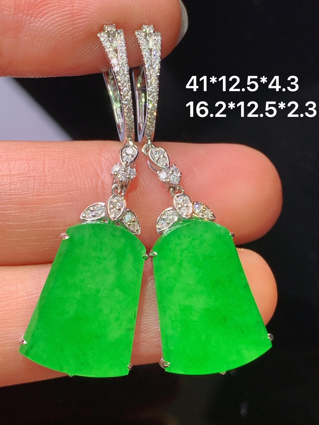 18k金钻镶嵌满绿无事牌耳坠 玉质细腻 色泽清新艳丽 整体尺寸41*12.5*4.3