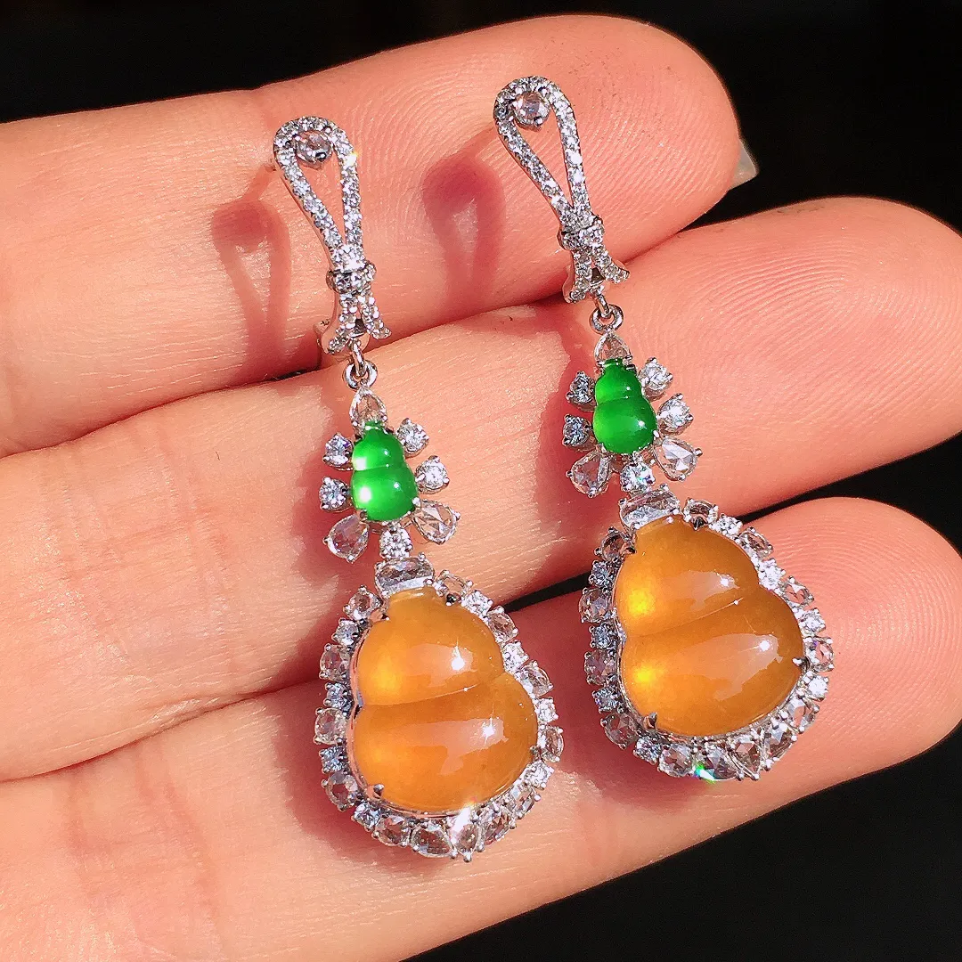 黄翡葫芦耳坠，色泽均匀艳丽，玉质细腻，荧光感超
强，饱满圆润，尽显优雅气质，18k
金豪华镶嵌