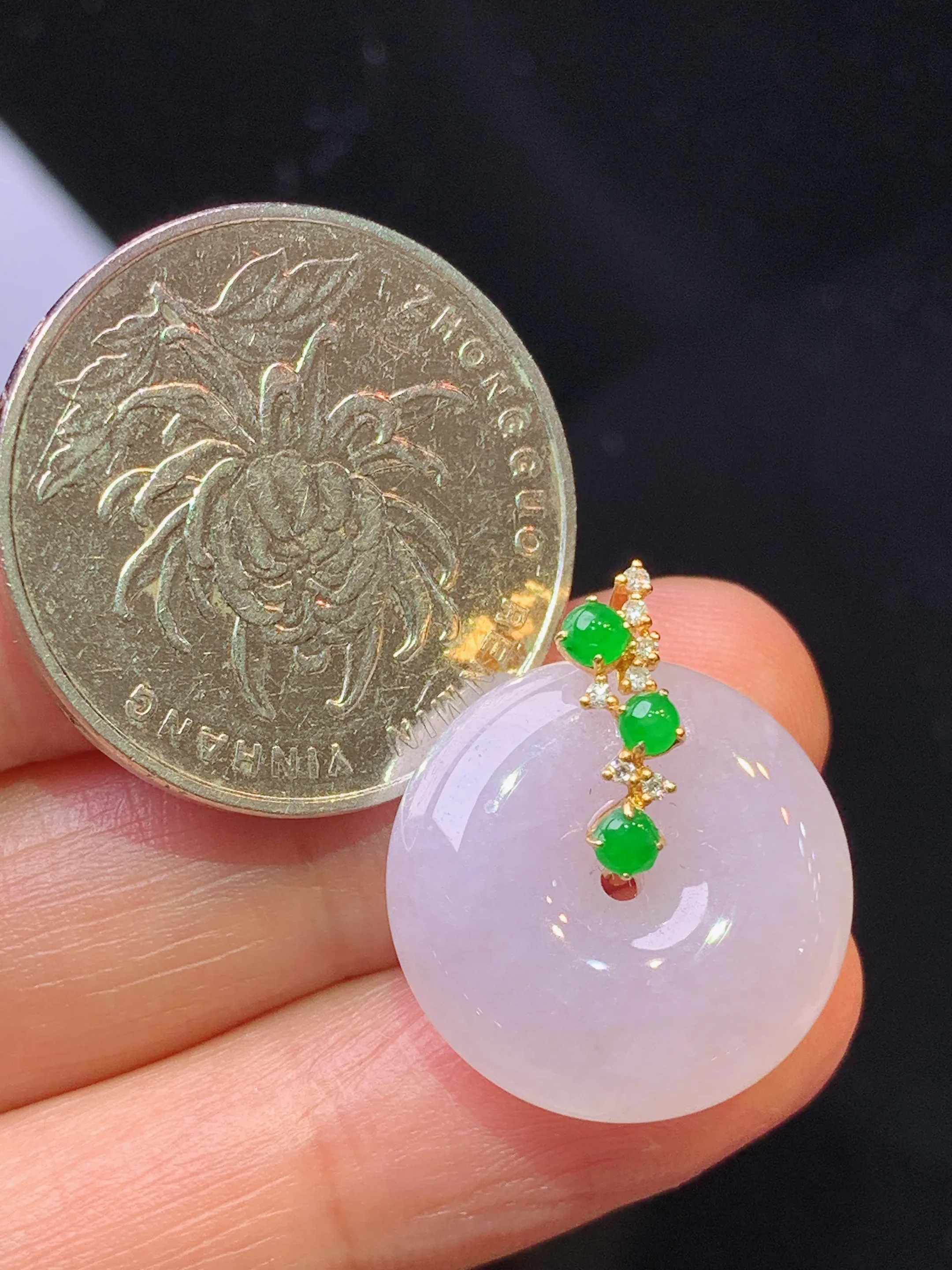 18k金钻镶嵌紫罗兰平安扣吊坠 玉质细腻 色泽清新艳丽 整体尺寸22.2*18.6*5.7